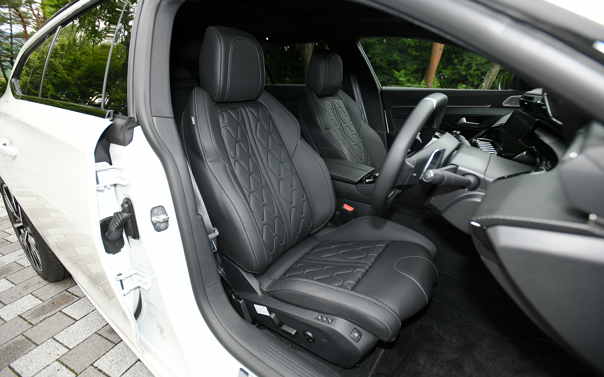 ドライバーを支えるサポート性能を備えつつ、上質な仕上げのナッパレザーシートが全車標準設定