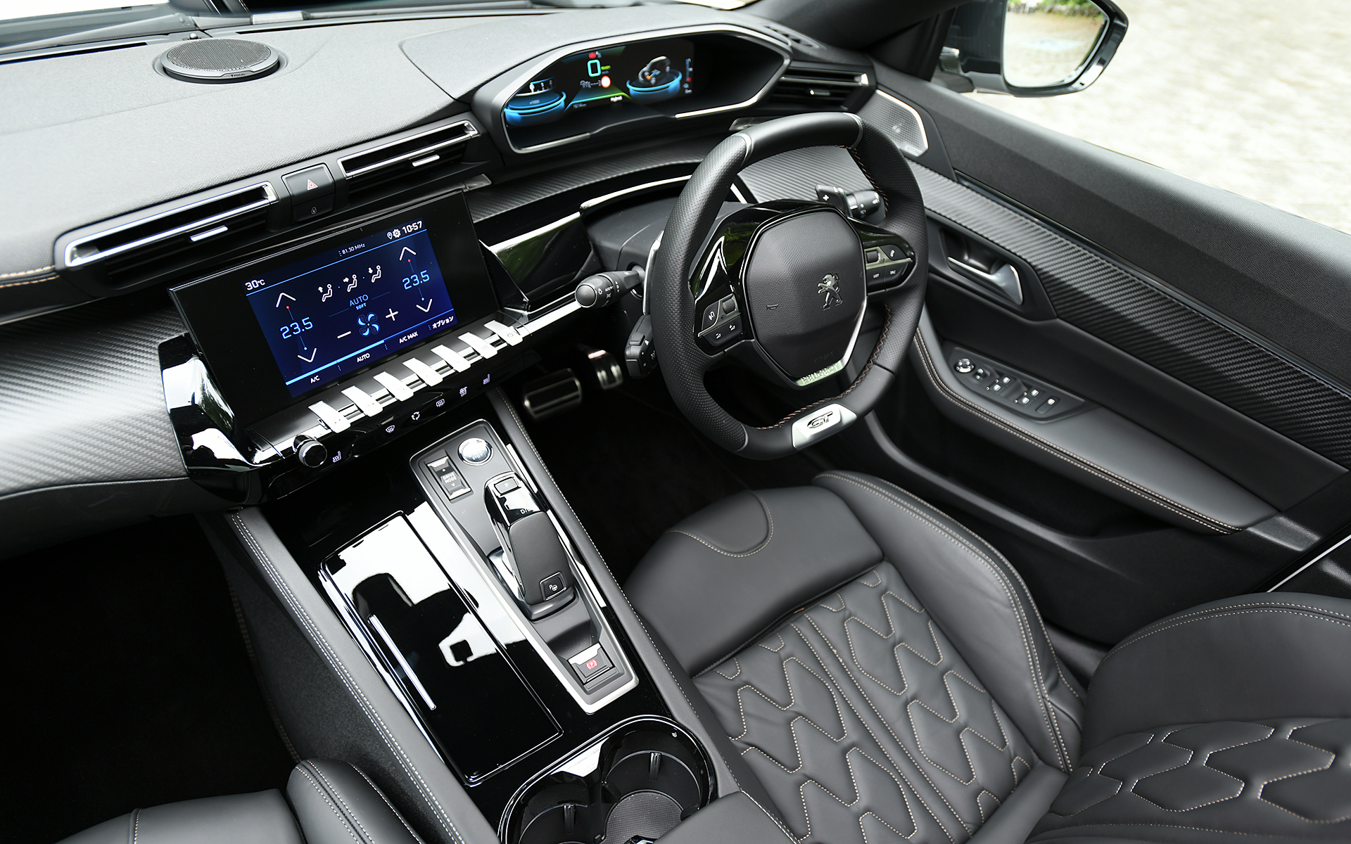 ドライバーを支えるサポート性能を備えつつ、上質な仕上げのナッパレザーシートが全車標準設定