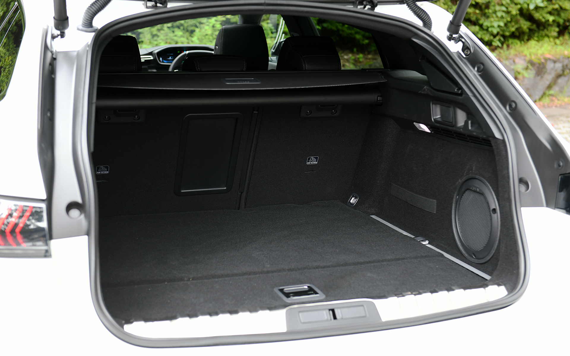 ラゲッジセパレーションネットはSW専用装備。容量はリアシートを立てた5人乗りの状態で530L、リアシートを倒すと最大1780Lまで拡大可能