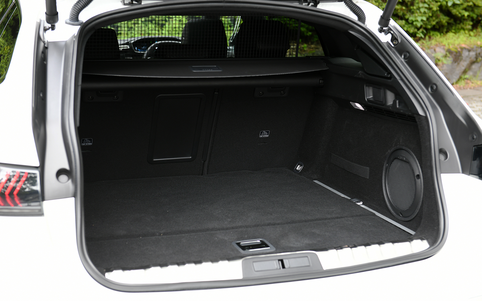 ラゲッジセパレーションネットはSW専用装備。容量はリアシートを立てた5人乗りの状態で530L、リアシートを倒すと最大1780Lまで拡大可能