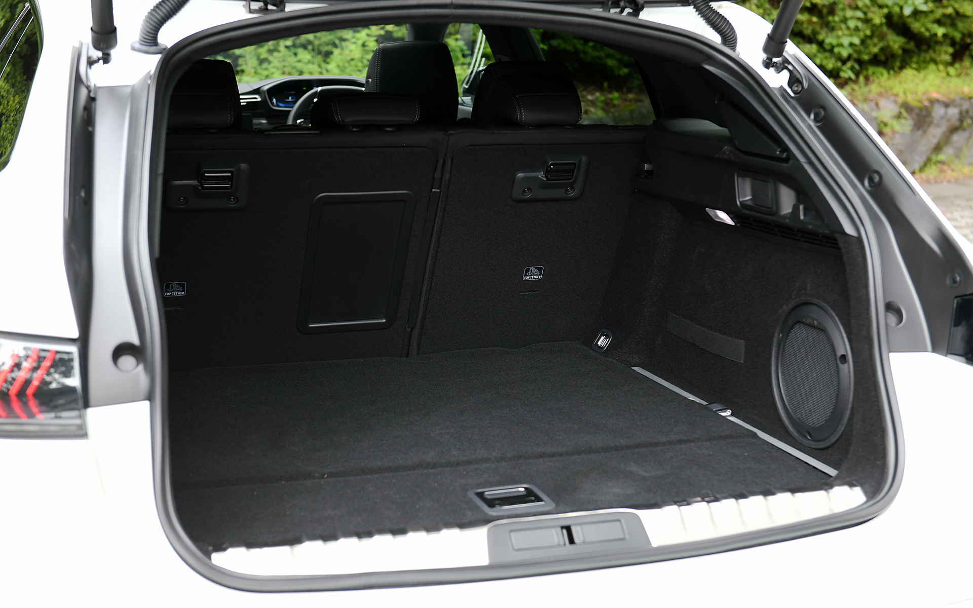 ラゲッジセパレーションネットはSW専用装備。容量はリアシートを立てた5人乗りの状態で530L、リアシートを倒すと最大1780Lまで拡大可能