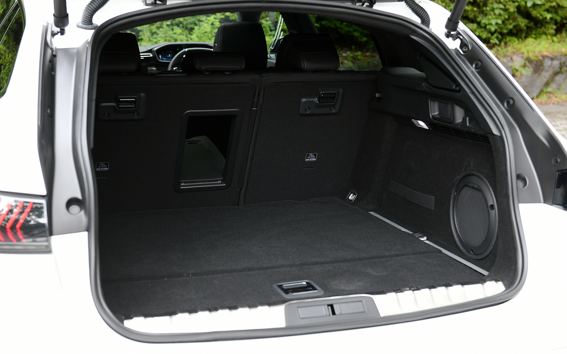 ラゲッジセパレーションネットはSW専用装備。容量はリアシートを立てた5人乗りの状態で530L、リアシートを倒すと最大1780Lまで拡大可能