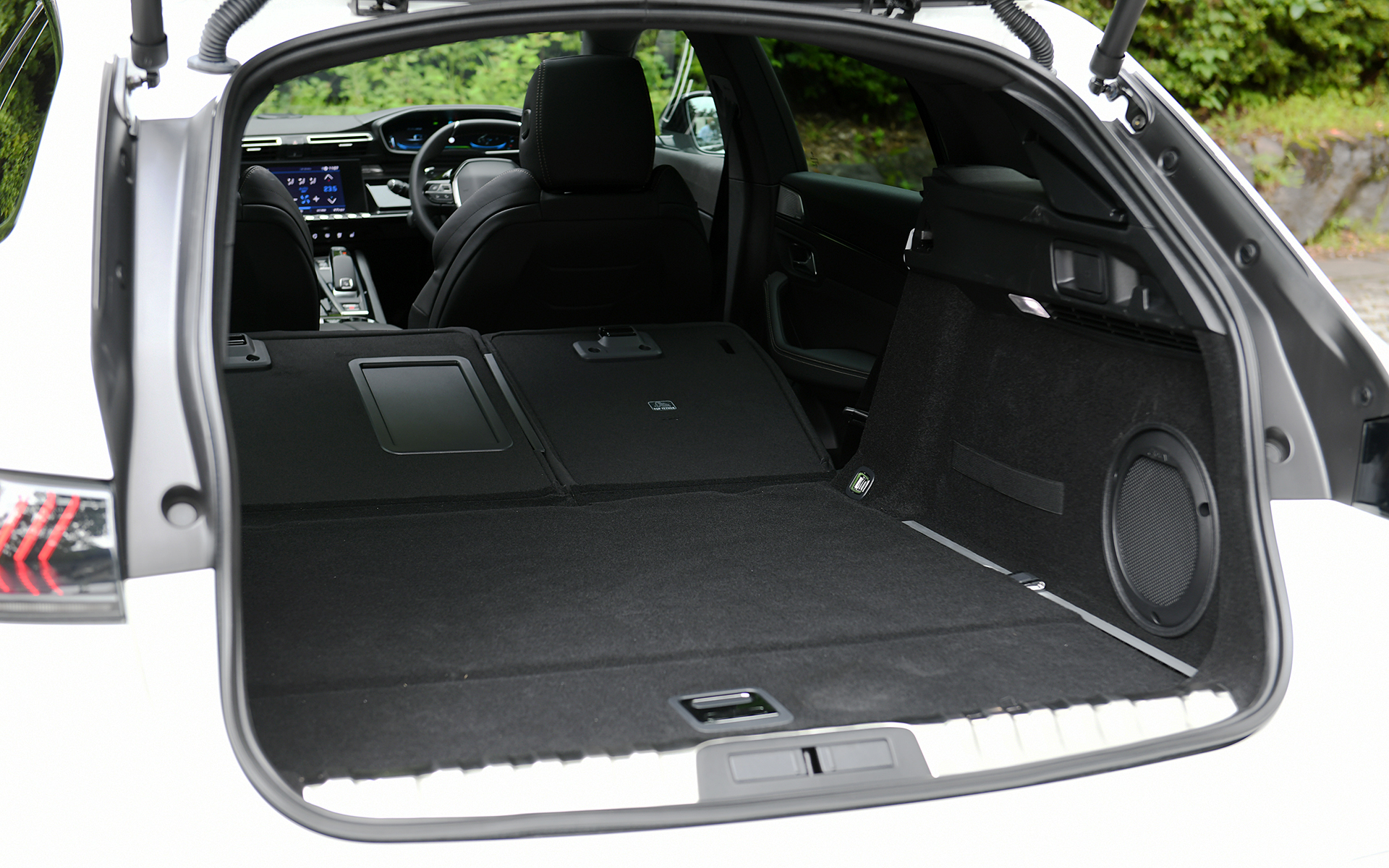 ラゲッジセパレーションネットはSW専用装備。容量はリアシートを立てた5人乗りの状態で530L、リアシートを倒すと最大1780Lまで拡大可能