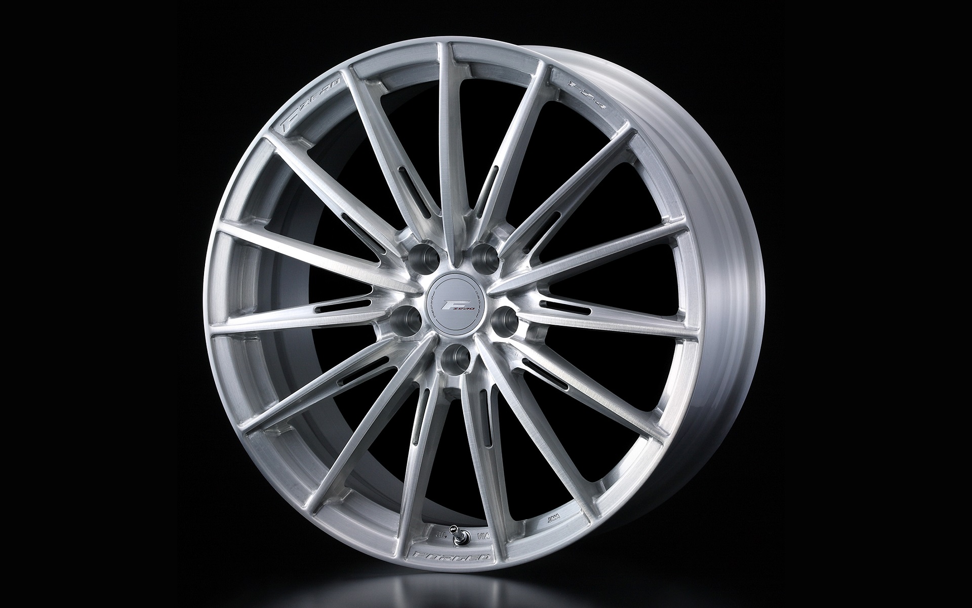 製造：鍛造、構造：1ピース、サイズラインアップ：18インチ～21インチ、カラーバリエーション：ダイヤモンドブラック、ブラッシュド