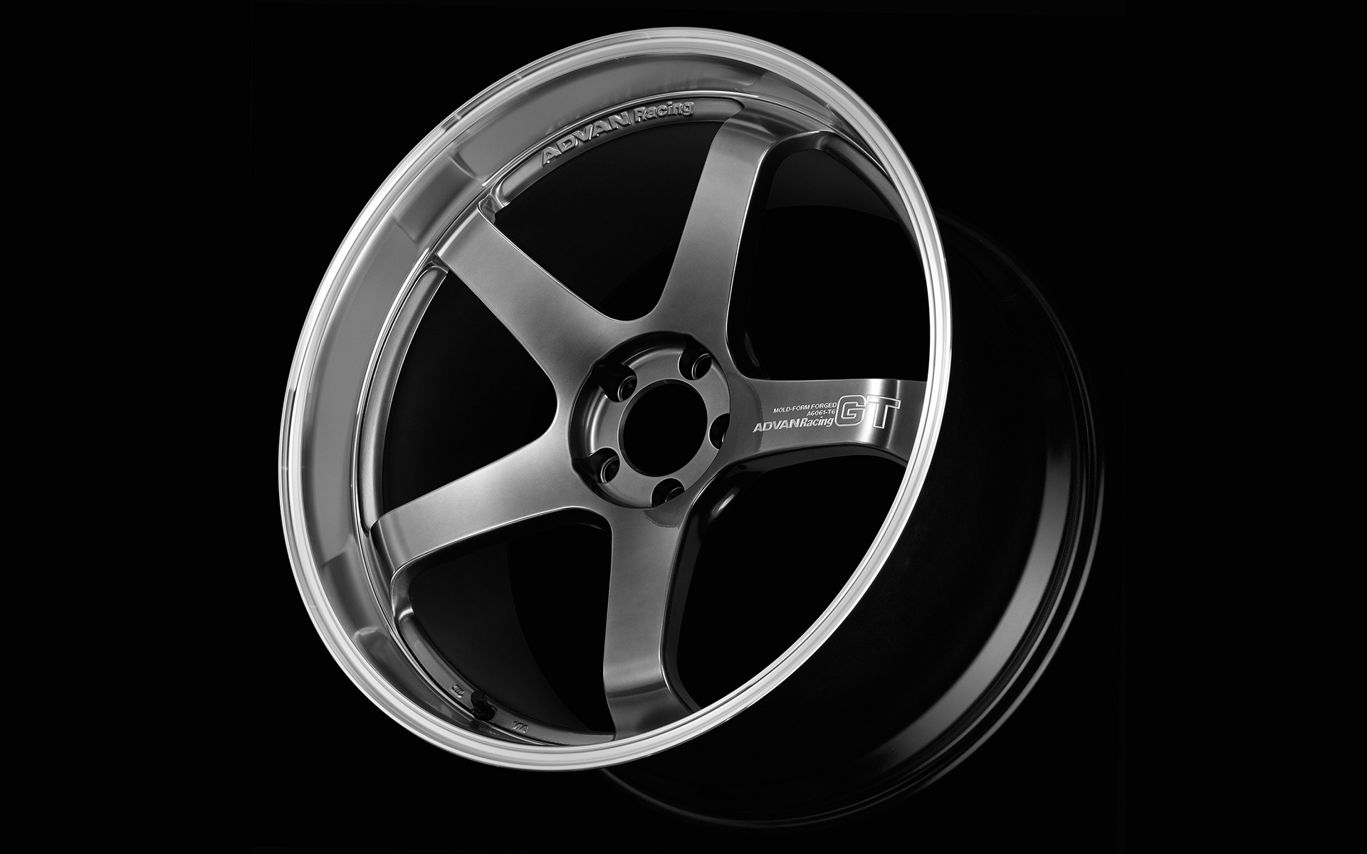 製造：鍛造、構造：1ピース、サイズラインアップ：18インチ～21インチ、カラーバリエーション：マシニング＆レーシングハイパーブラック、レーシンググロスブラック、レーシングチタニウムブルー＆リング、レーシングゴールドメタリック、レーシングチタニウムブルー、レーシングホワイト、ダークブロンズメタリック