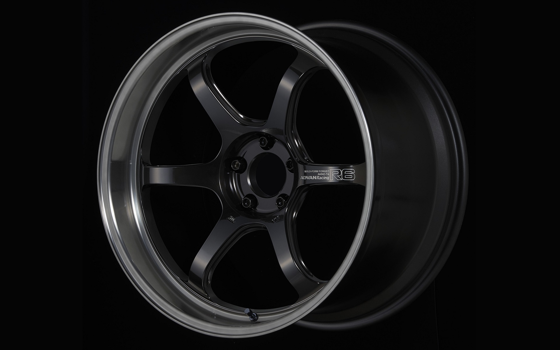 製造：鍛造、構造：1ピース、サイズラインアップ：18インチ/20インチ、カラーバリエーション：マシニング＆レーシングハイパーブラック、マシニング＆ブラックコーティッドグラファイト、レーシングキャンディレッド、レーシングチタニウムブラック、レーシングカッパーブロンズ、マシニング＆レーシングブラスゴールド