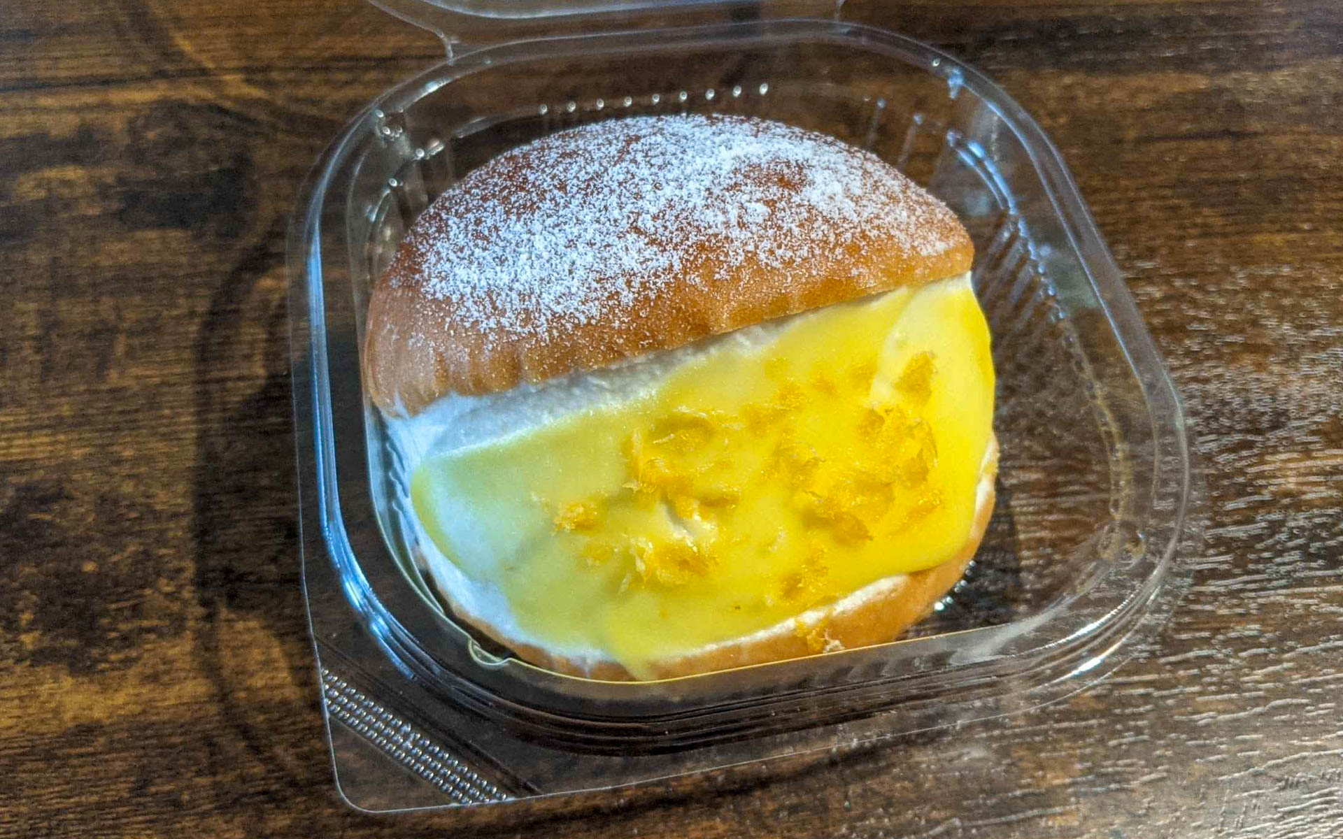 近所のお店で見つけたシトラスのマリトッツォ（実はずっとマトリッツォだと思ってました）。甘い物はそこまで好んで食べないのですが、一度くらいは流行に乗っておこうと思って買ってきました