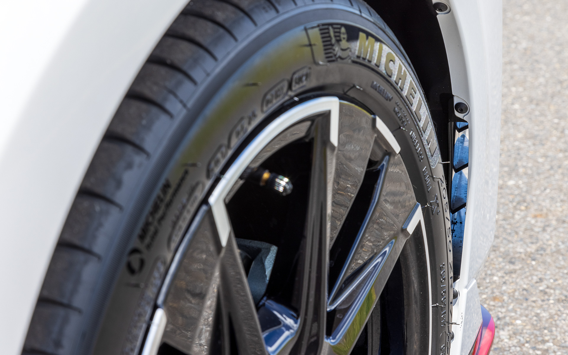 足下はワイドリムの17インチアルミホイール（17×7J）にミシュラン「パイロットスポーツ 4」（205/50ZR17）を組み合わせる。また、足まわりも専用設計となっており、ショックアブソーバーでは外筒の板厚アップを行なうとともに、リアのショックアブソーバーをモノチューブ化。フロントのスプリングレートはベース車から36％アップ、リアは25％アップしている