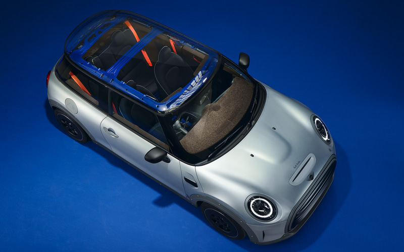 ポール・スミスとMINI、1台限りのカスタムメイド車両「MINI STRIP」を