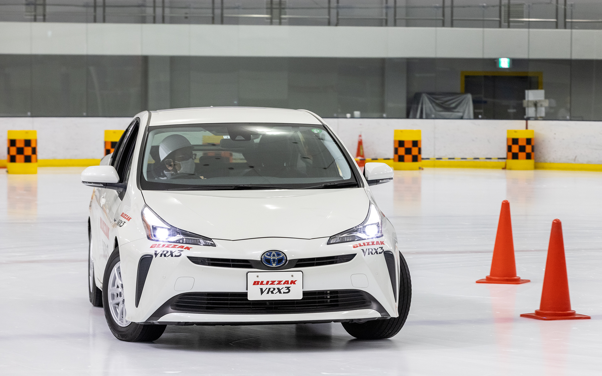 スケートリンクで円旋回やブレーキ性能を比較・確認した