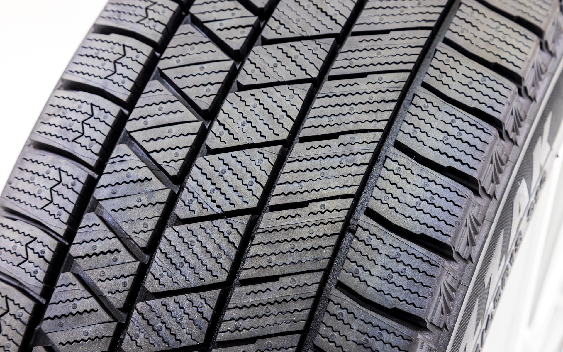 ブリザックVRX3のタイヤパターン。接地面積のしっかりとしたパターン