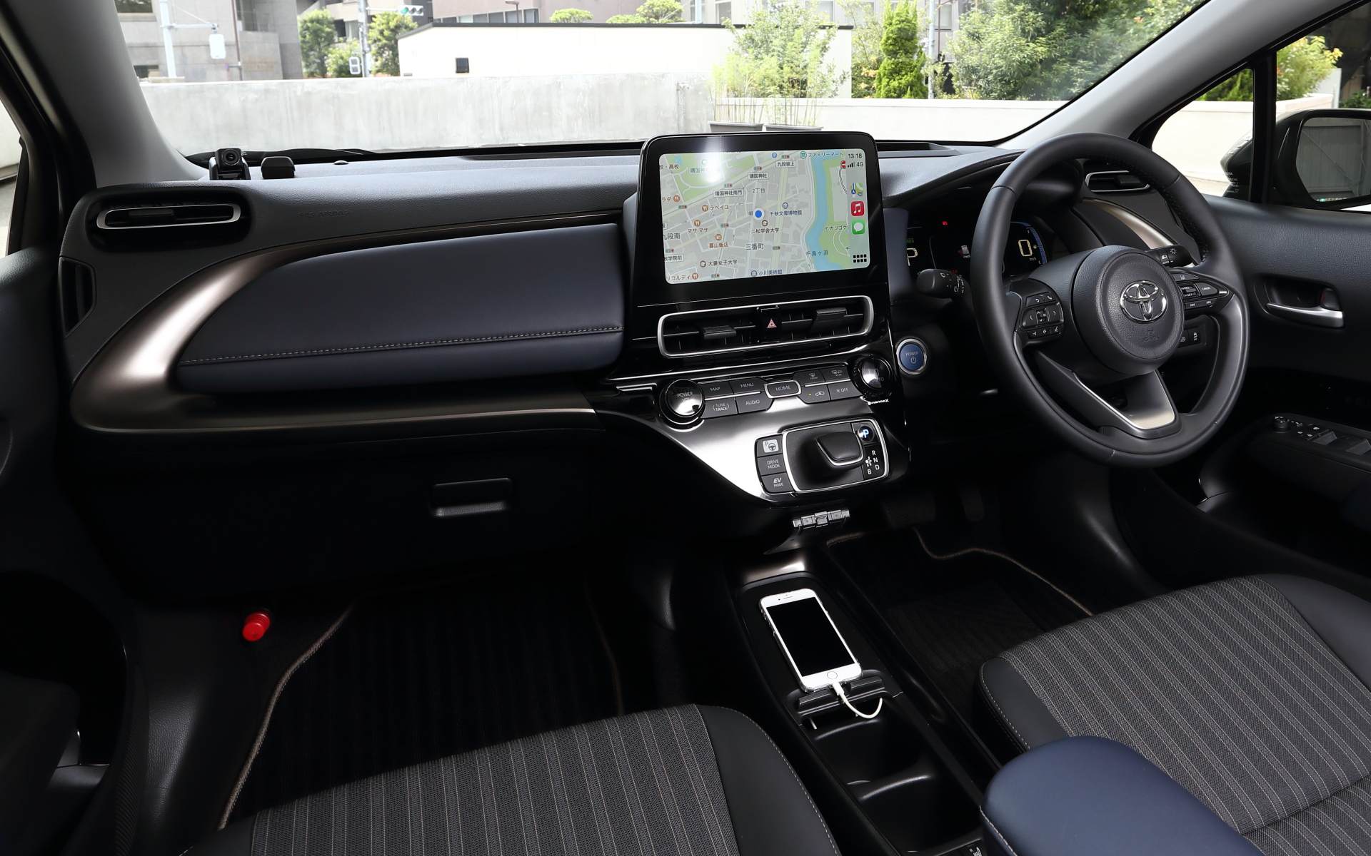 新型アクアのコクピット。10.5インチのディスプレイオーディオが目を引く。別売のナビアプリなども入れられるが、CarPlayなどスマホ接続も可能