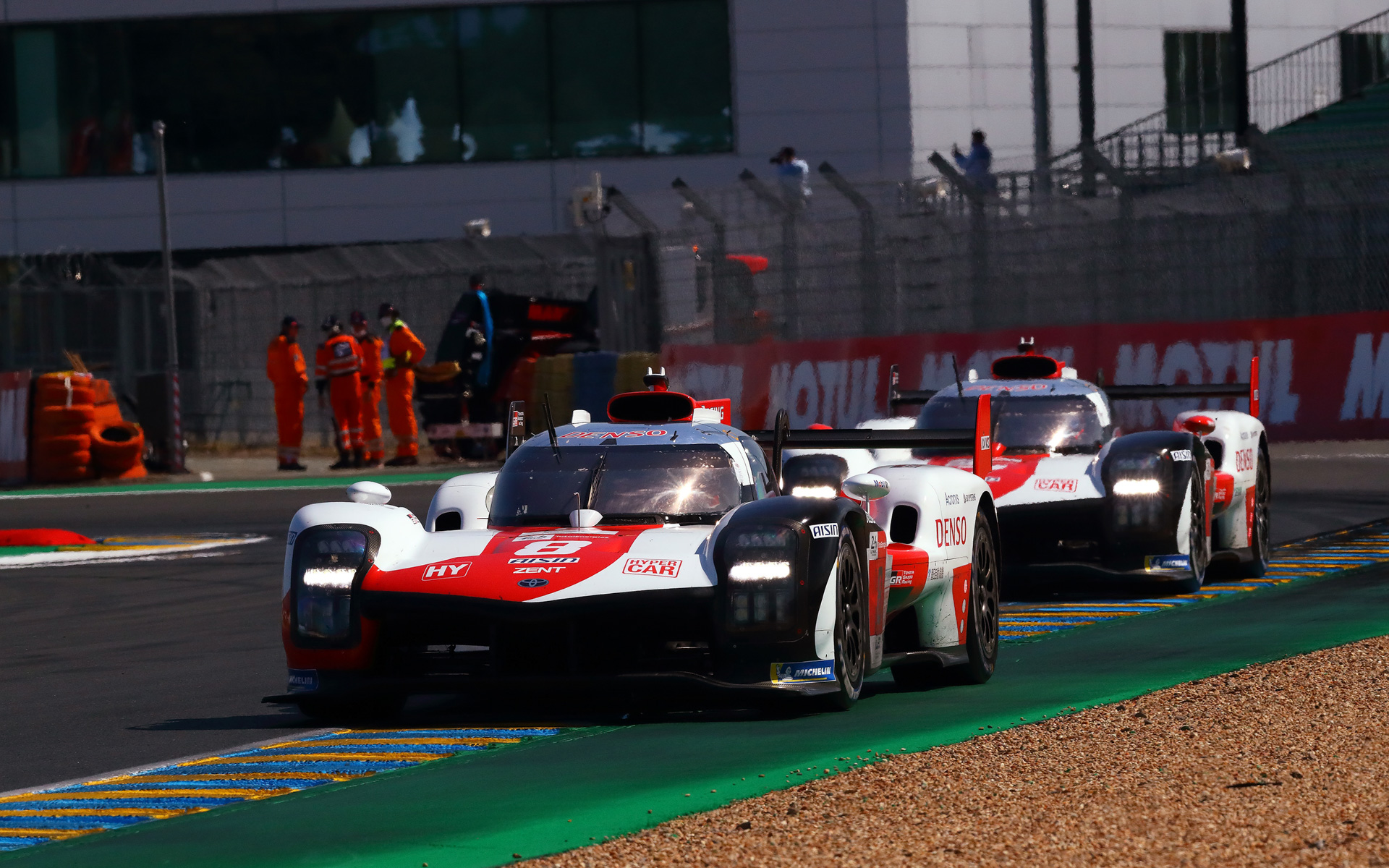 ハイパーカー「GR010 HYBRID」でのル・マン初制覇を目指すGR010 HYBRID 7号車と8号車