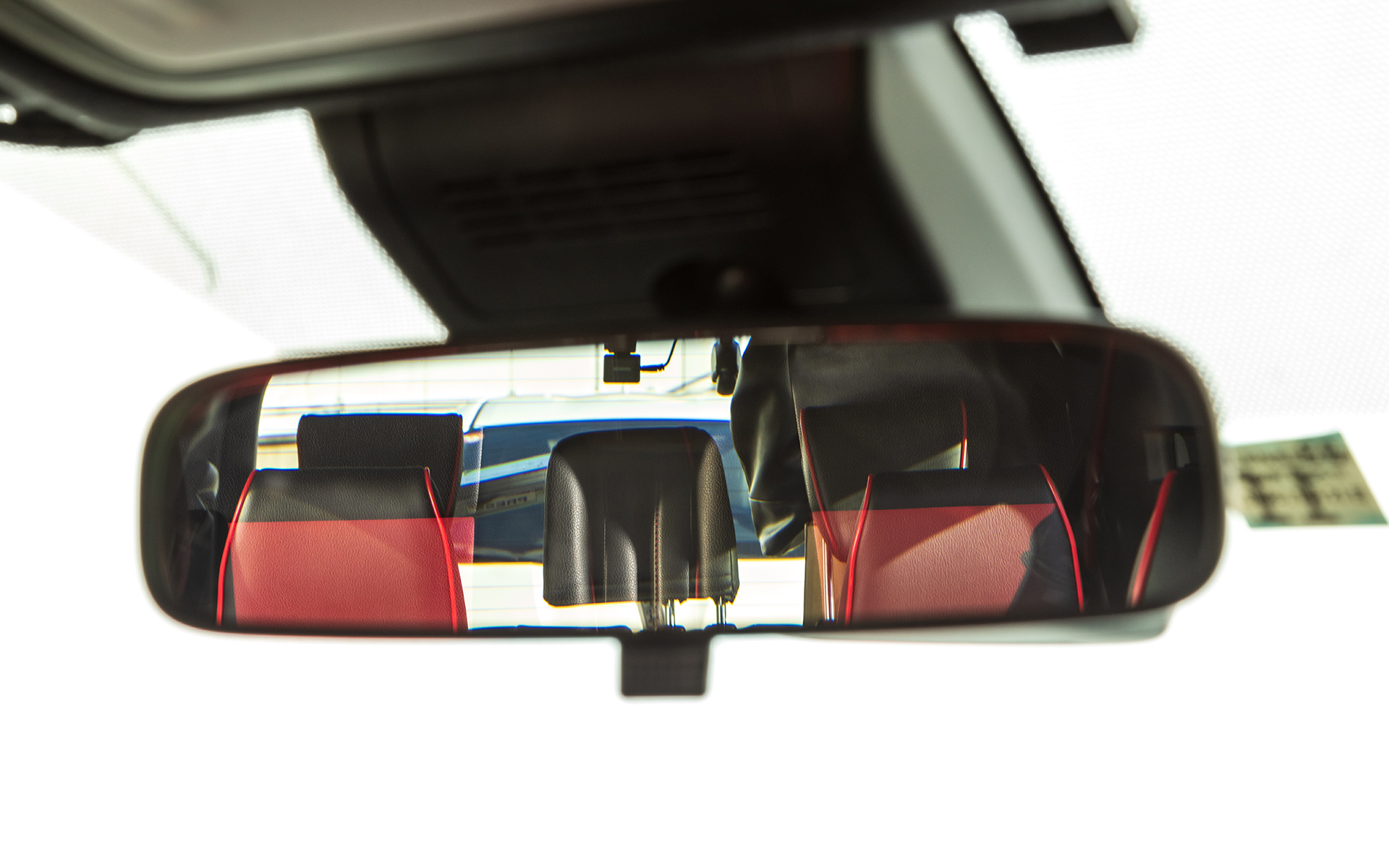 通常のミラー（写真上）だと乗員や荷物などで後方視界が見えにくくなるが、デジタルルームミラー（写真下）では良好な後方視界が得られる