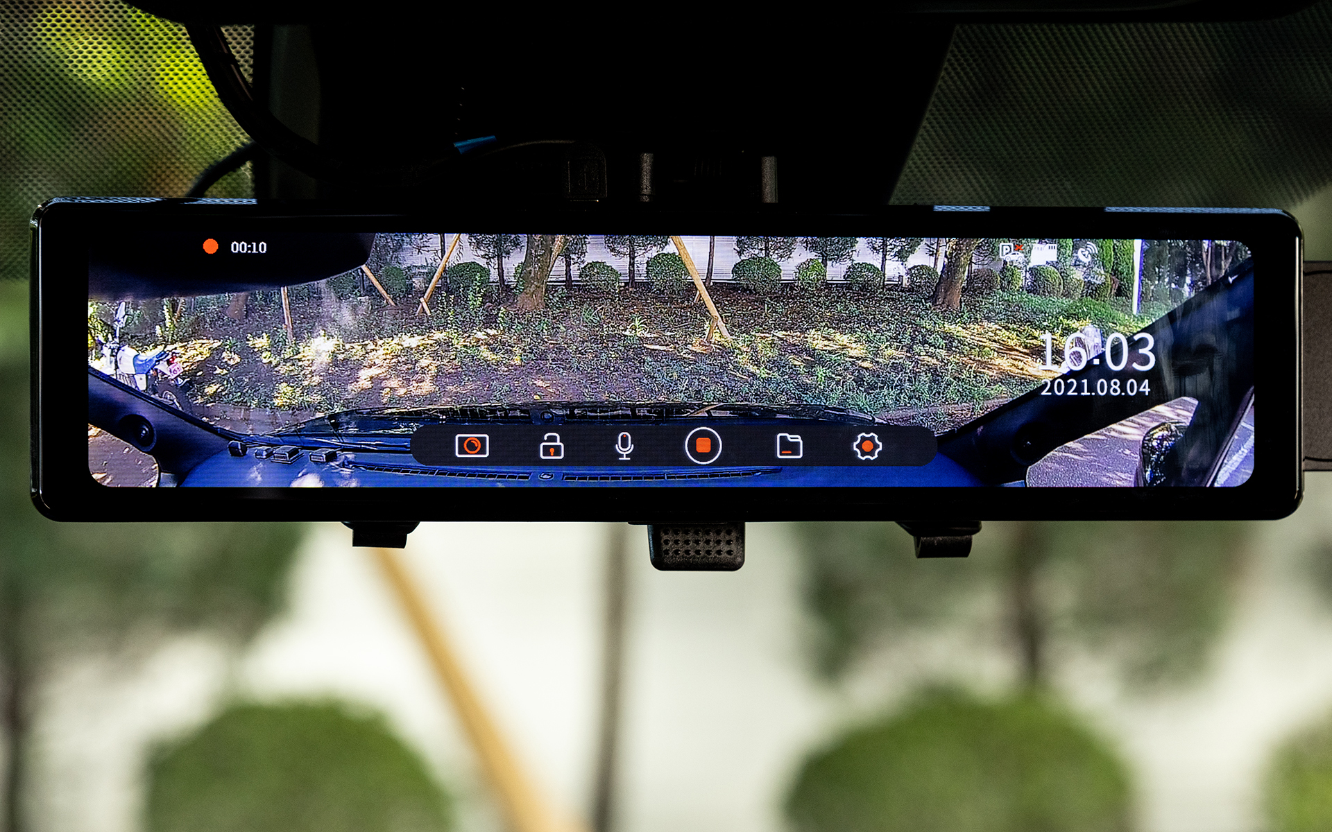 ミラレコの基本操作画面。上下にスライドすることで画面表示エリアの調整、左右にスライドすることで輝度調整、画面をタッチすることでフロントまたはバックカメラの表示切り替えが行なえる