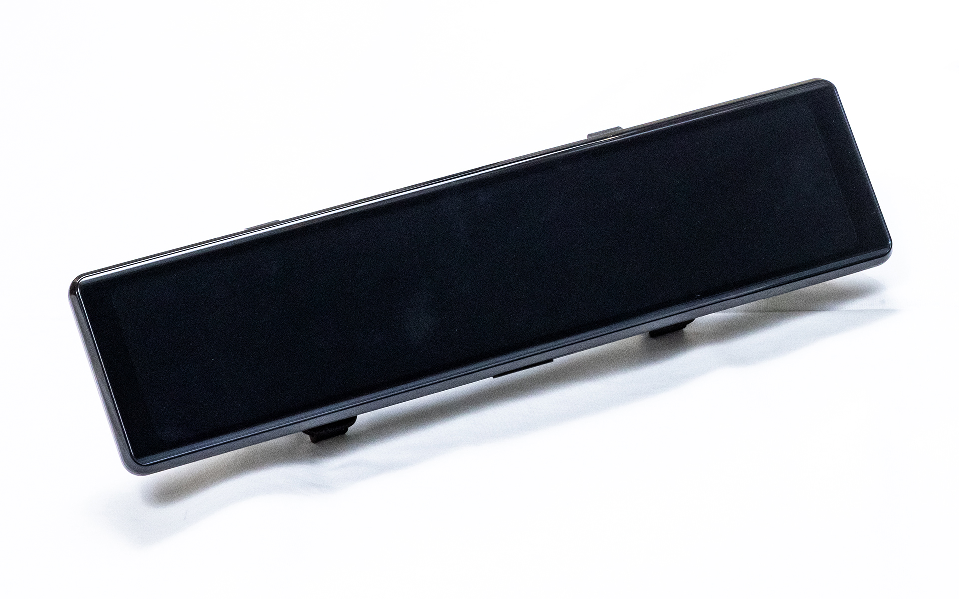 ミラレコではバックカメラで撮影中の映像をリアルタイムで12型IPS液晶のルームミラーモニターに映し出す。タッチパネルを採用することでスライド操作による表示範囲の調整や、タッチ操作による前方・後方の画面の切り替えも可能