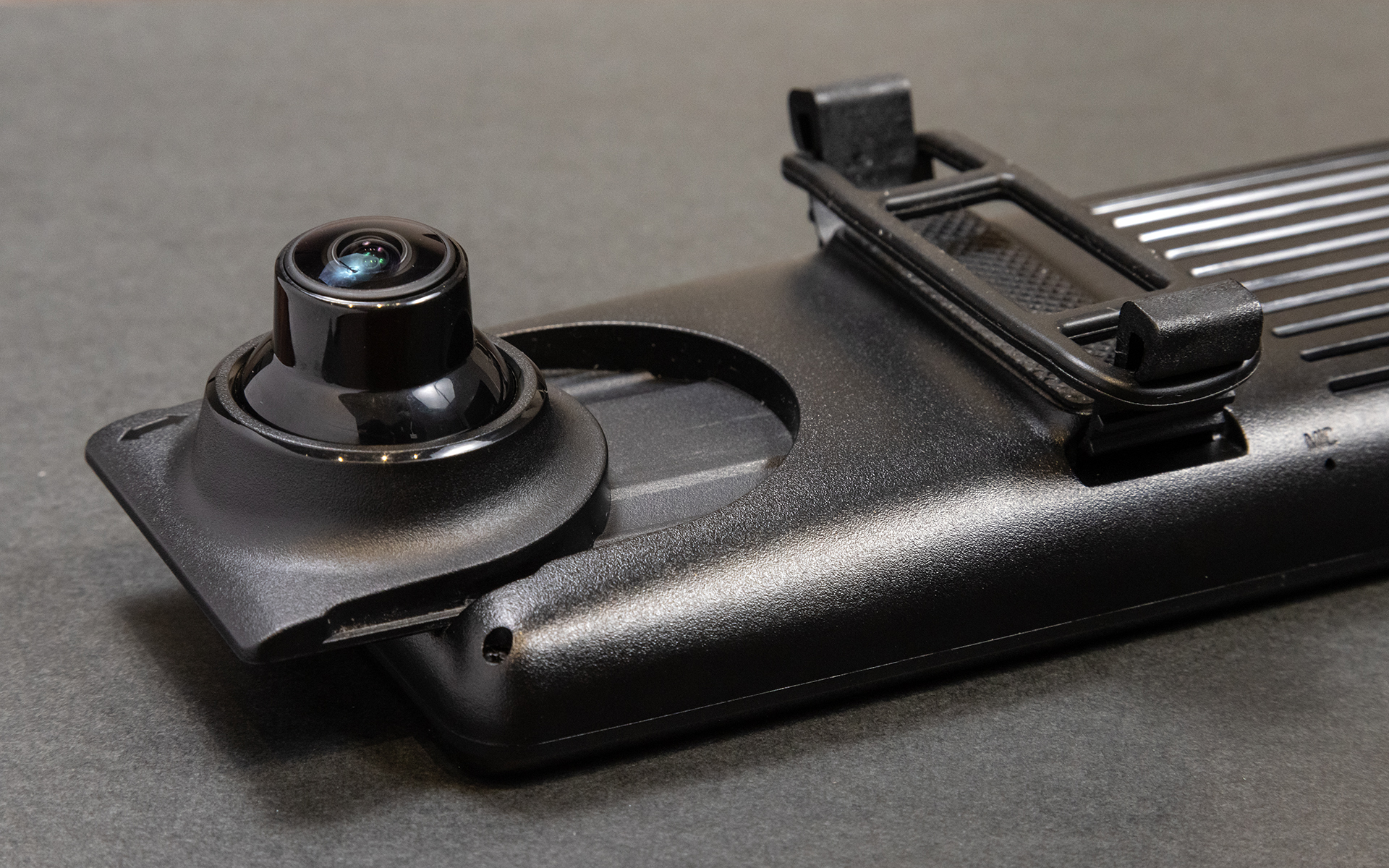 右ハンドル車のドライバーと同じ目線で録画ができる「右側カメラ仕様スライド式フロントカメラ」を採用。フロントカメラの最大記録画角は水平約143°、垂直約76°、対角約170°