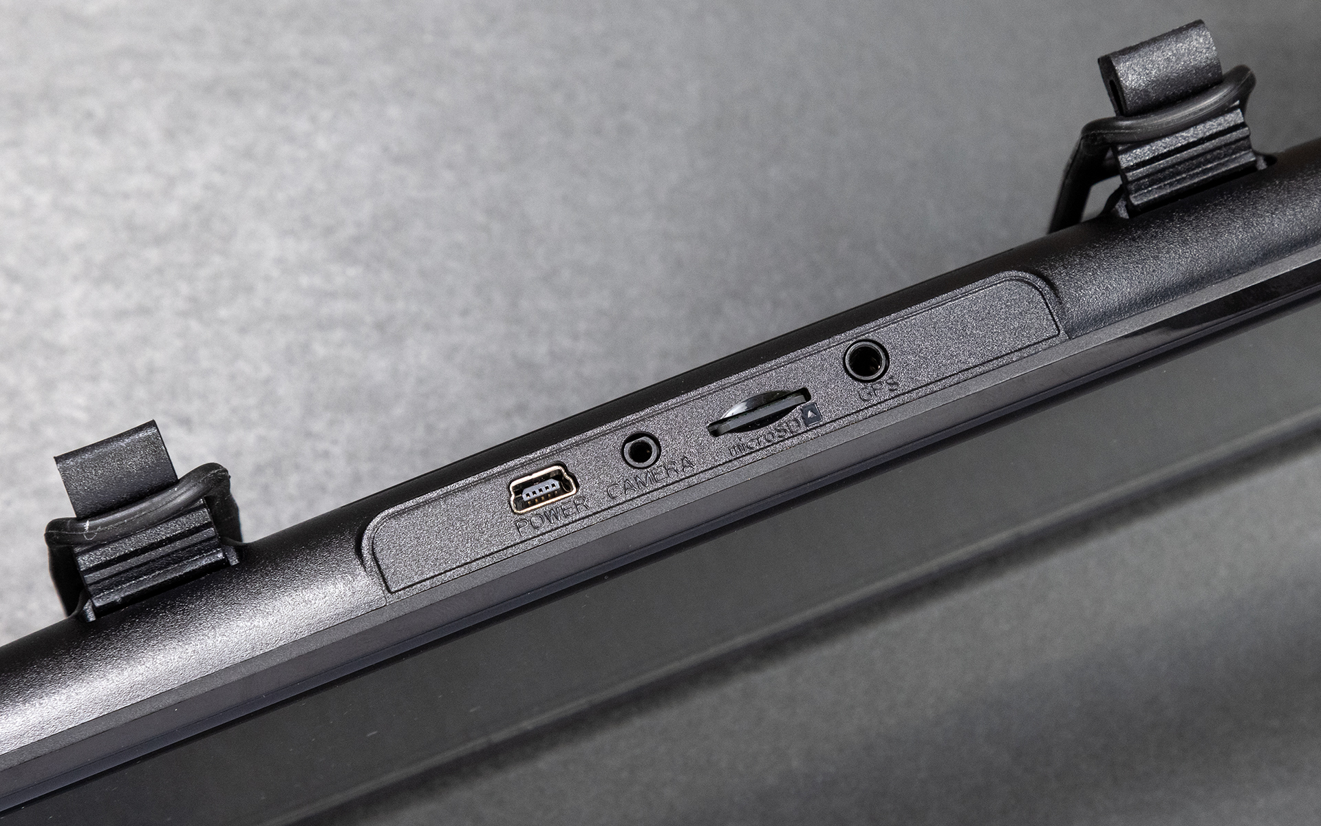 メインユニット（フロントカメラ含む）のサイズは293×45×73mm（幅×奥行き×高さ）と薄型ボディが特徴。本体上部にはmicroSDのスロットなどが用意される（32GBのmicroSDHCカードは付属）