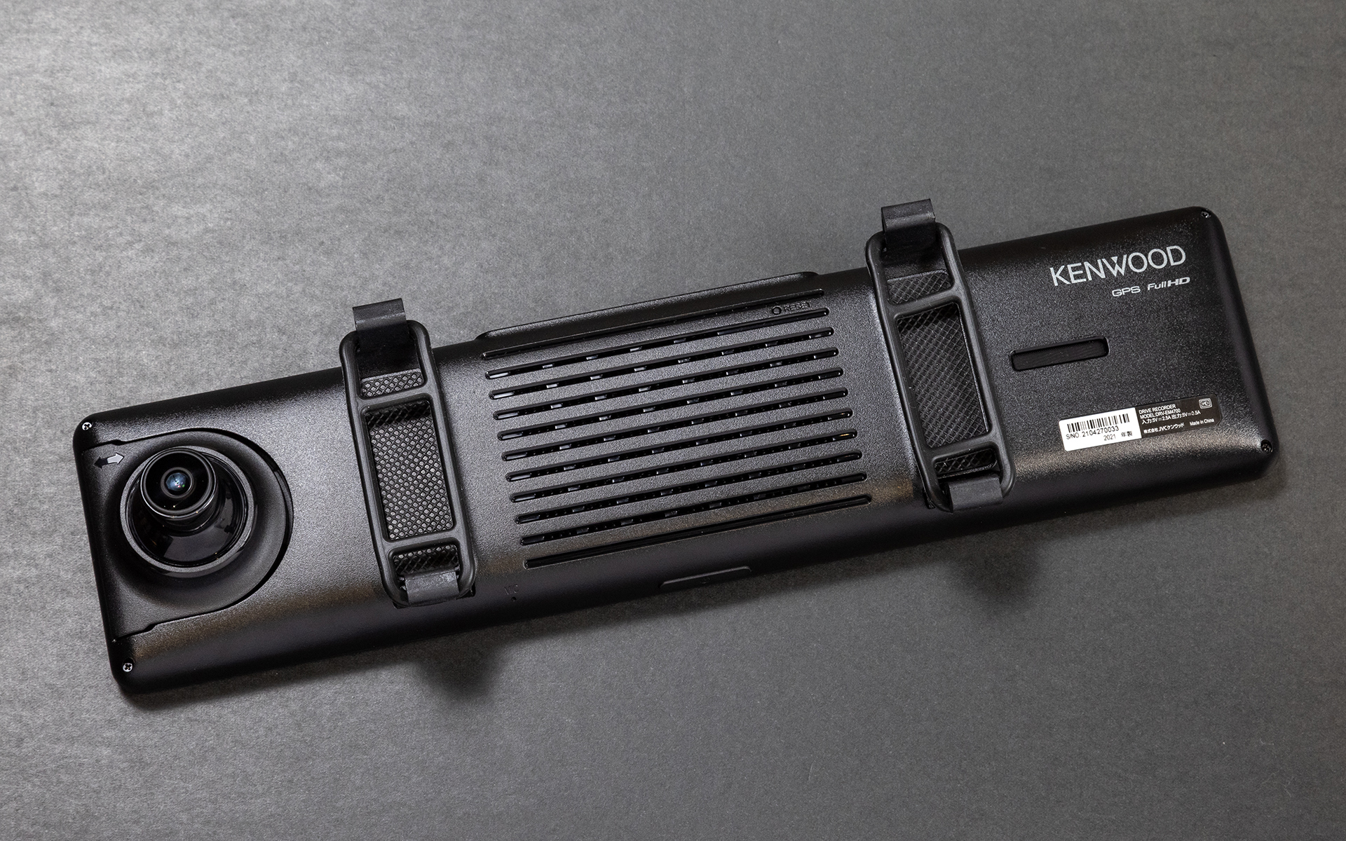 ミラレコではバックカメラで撮影中の映像をリアルタイムで12型IPS液晶のルームミラーモニターに映し出す。タッチパネルを採用することでスライド操作による表示範囲の調整や、タッチ操作による前方・後方の画面の切り替えも可能