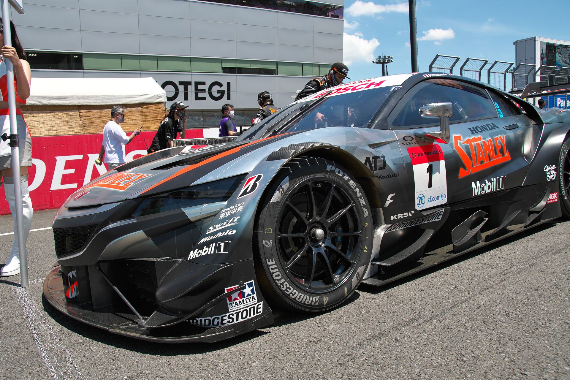 ブリヂストンのポテンザレーシングタイヤを履く1号車 STANLEY NSX-GT（山本尚貴/牧野任祐組）、2020年シーズンのチャンピオンマシン。第4戦もてぎで今シーズン初優勝
