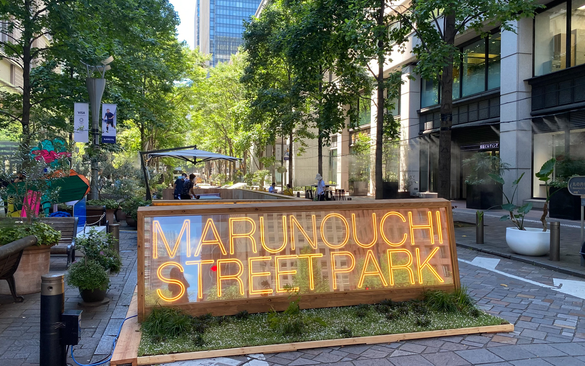 オシャレでイマドキなんだけど、誰でも吸い込まれるように入っていきやすい雰囲気となっていた、「MARUNOUCHI STREET PARK」。最初は卓球に驚き、その近くに奇抜なオブジェが展示されていて、なんだろうこれは？　なんて思って見ているうちに、ついつい歩き始めていました。24時間解放、雨天もオープンということですが、感電防止のため雨天時の電源利用はできないとのこと。人流データ計測はリアルタイムで更新されていて、公式サイトでチェックできるようになっています