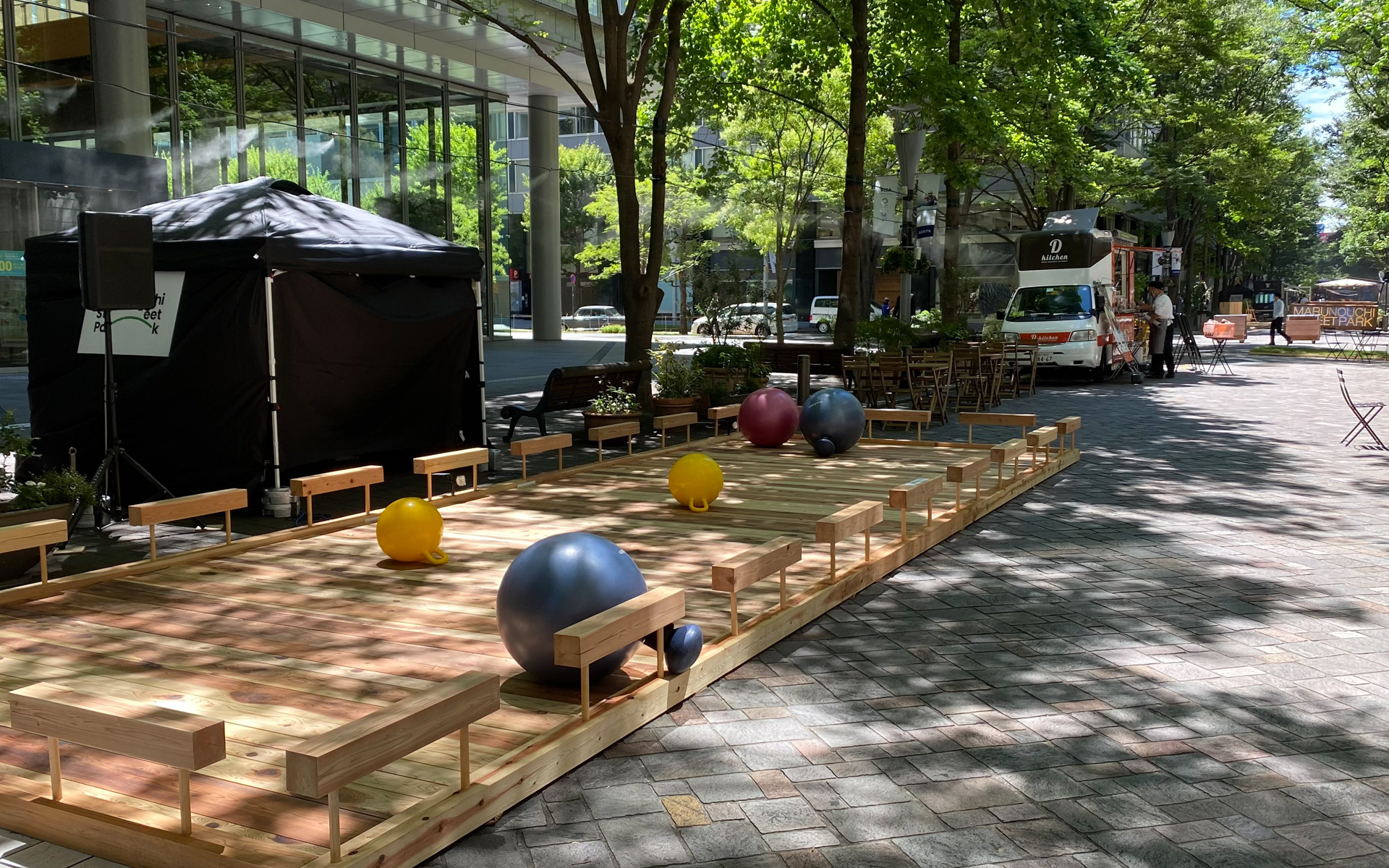 部屋でテレビを見ながらやっている人が多いバランスボールですが、ここなら気持ちのいい青空の下で、ウッドデッキのスペースでバランスボールができるようになっていました。友人や会社の仲間たちと一緒にやったりしたら、盛り上がるんだろうなと思います