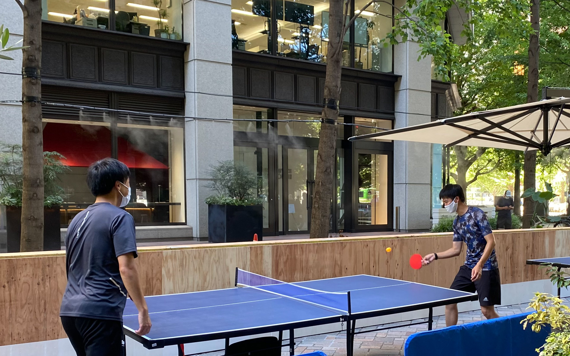 フェアウッド杉材のカウンターに囲まれた「ピンポンカウンター」では、近くの学生さんたちが卓球を楽しんでいました。わが家もテーブルを卓球台がわりに家族で遊んだりしますが、幼児から祖母までみんなでできるのがいいんですよね。ドライブの合間にリフレッシュしたくなったら、立ち寄ってみるのもよさそうです