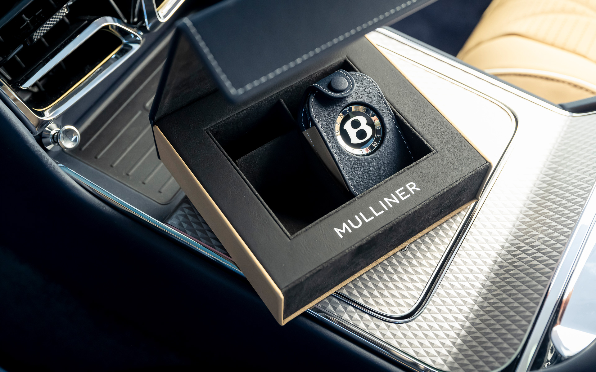 インテリアカラーの3色とお揃いのキーケースが用意される