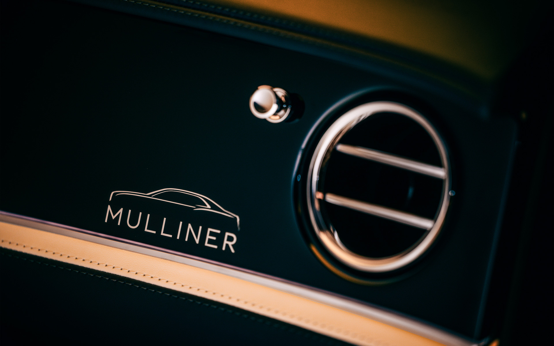 助手席前のパネルにもMULLINERの文字が入る