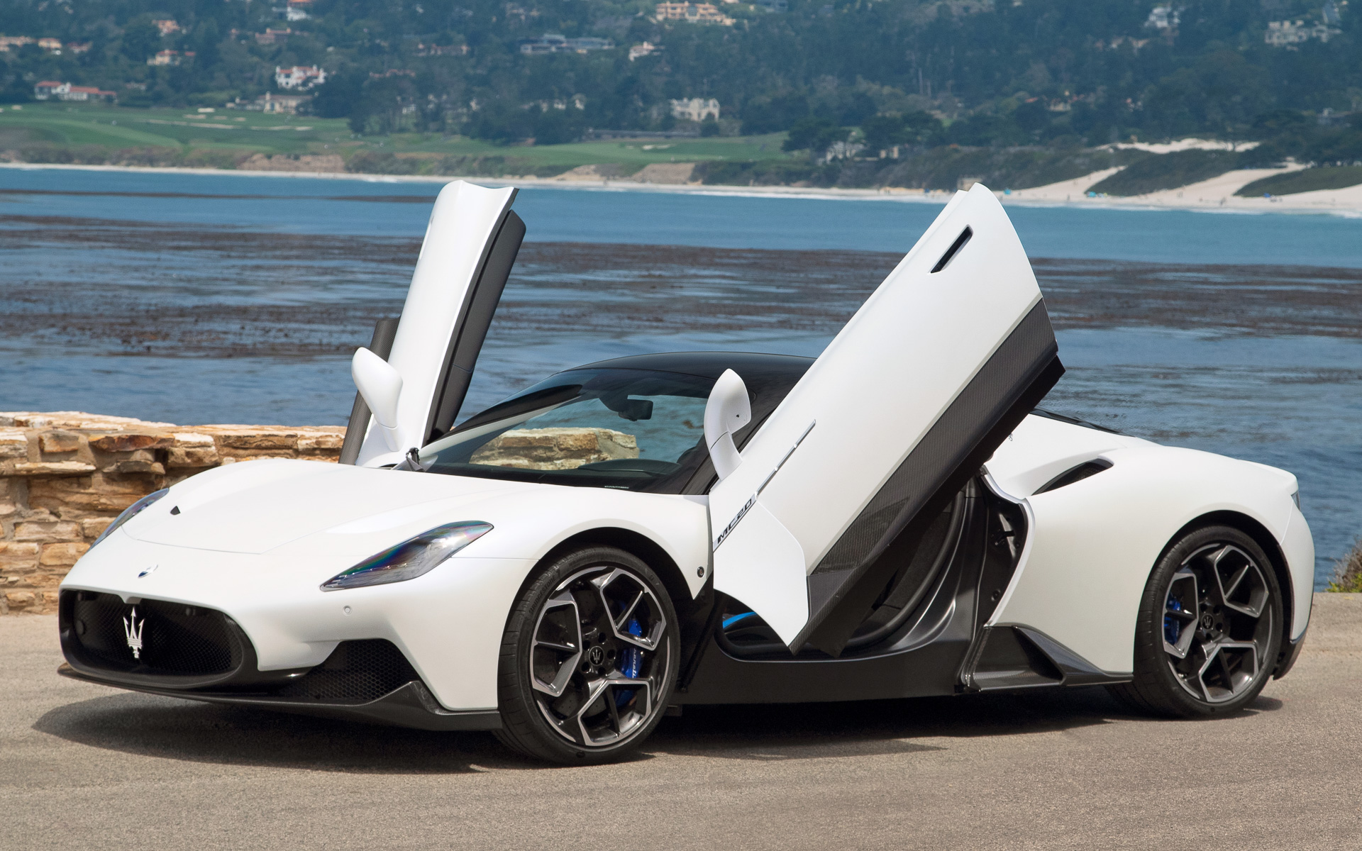 MC20ではマセラティで初めてバタフライドアが採用された