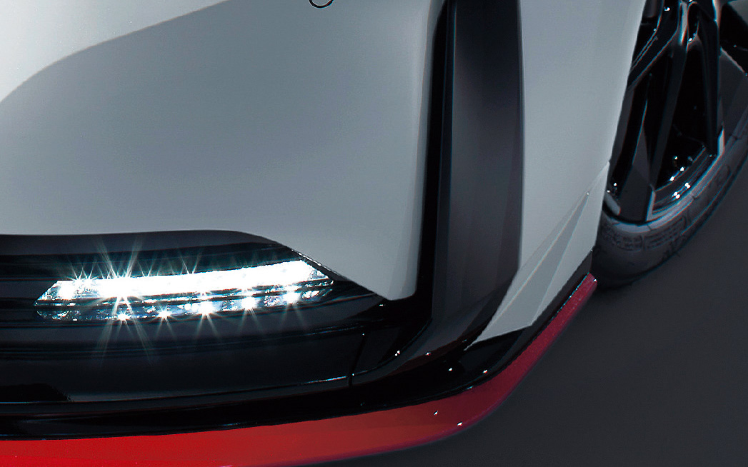 外観ではモータースポーツ由来の空力デザインを採用