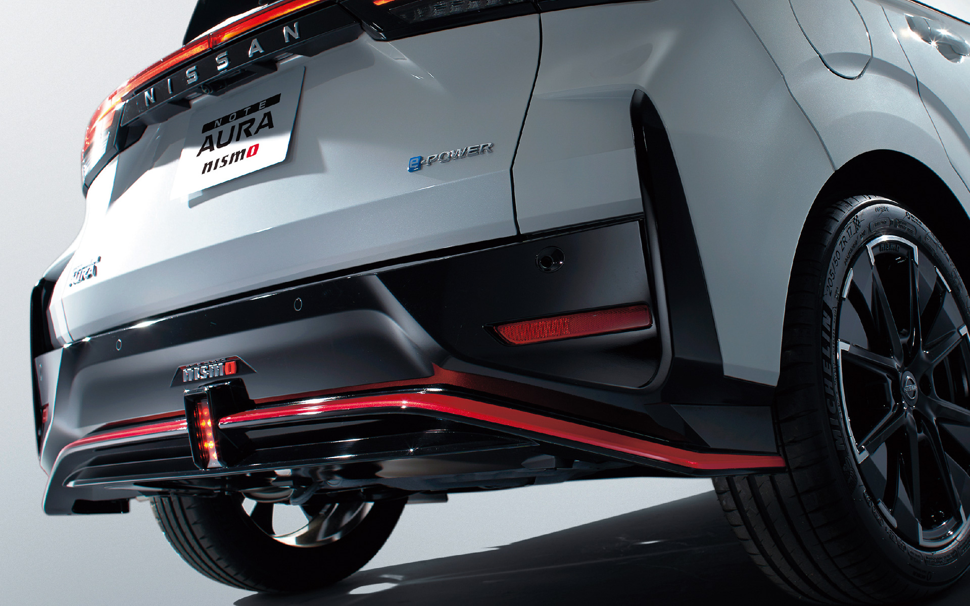 外観ではモータースポーツ由来の空力デザインを採用