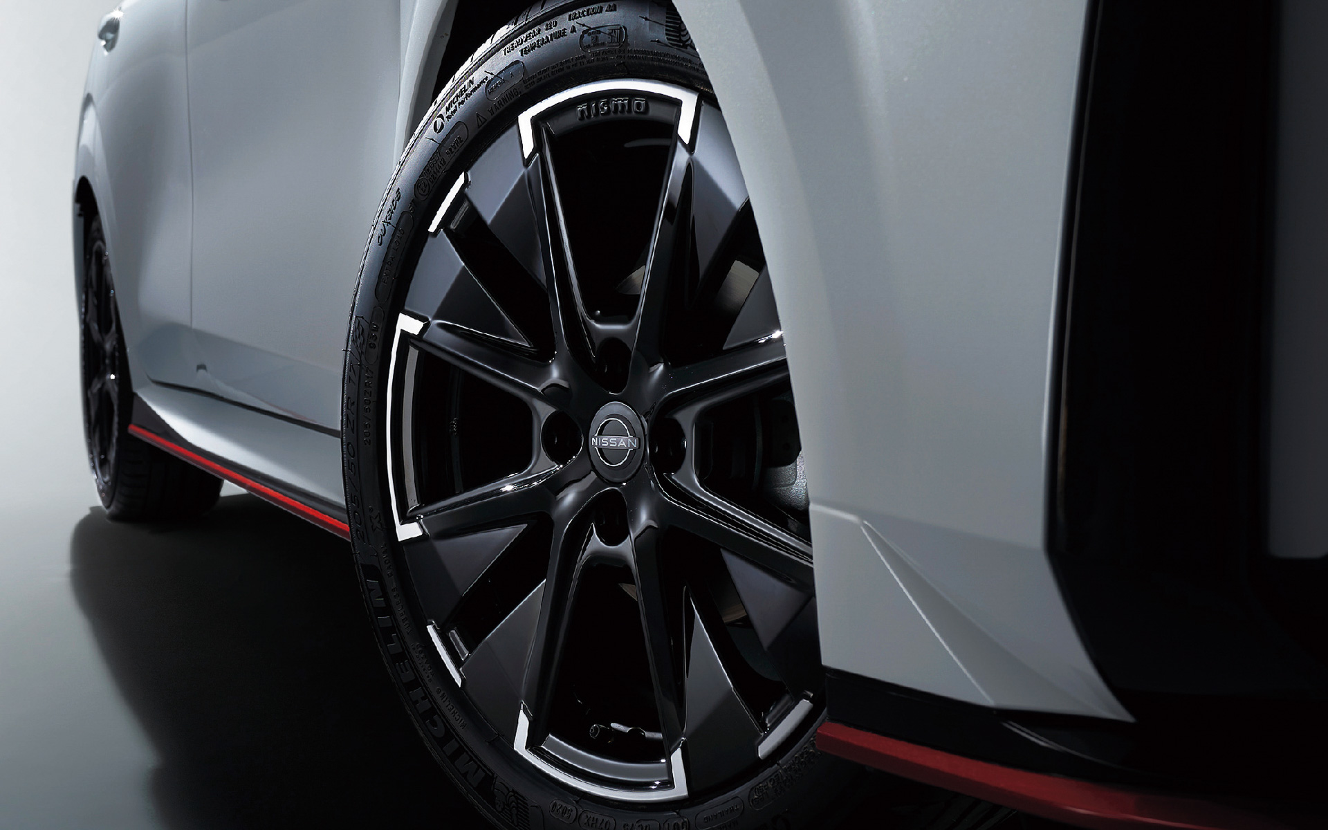 外観ではモータースポーツ由来の空力デザインを採用