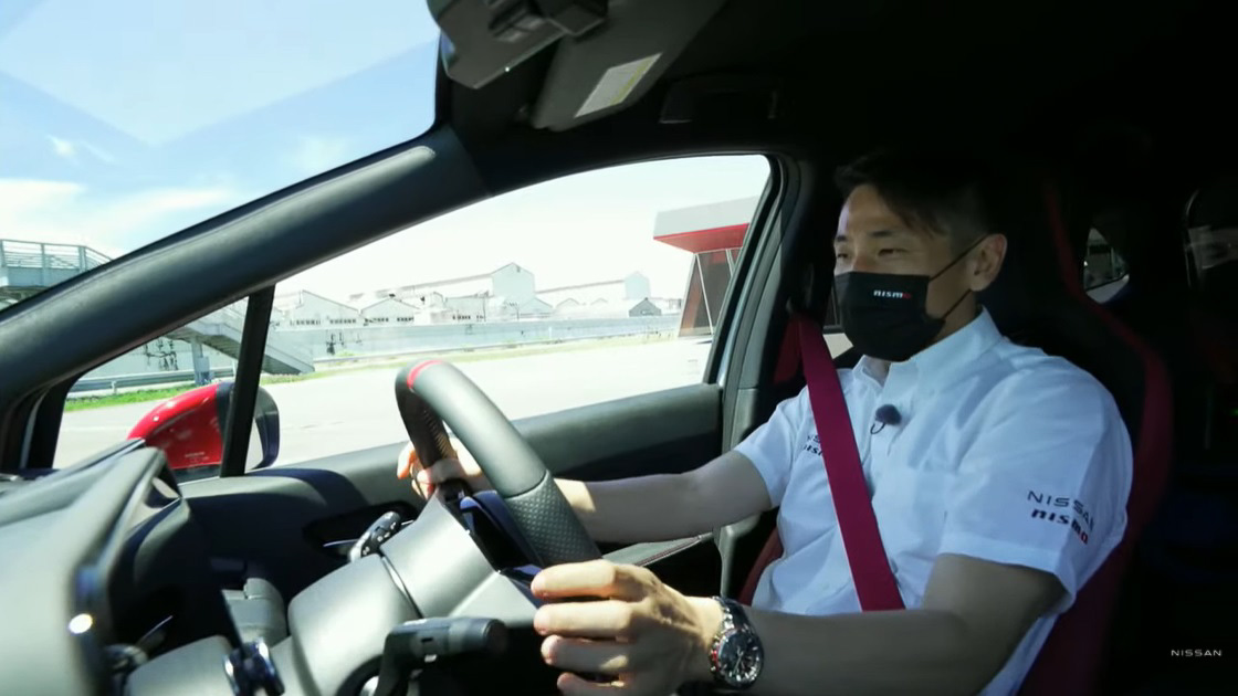 ノート オーラ NISMOに試乗する松田氏