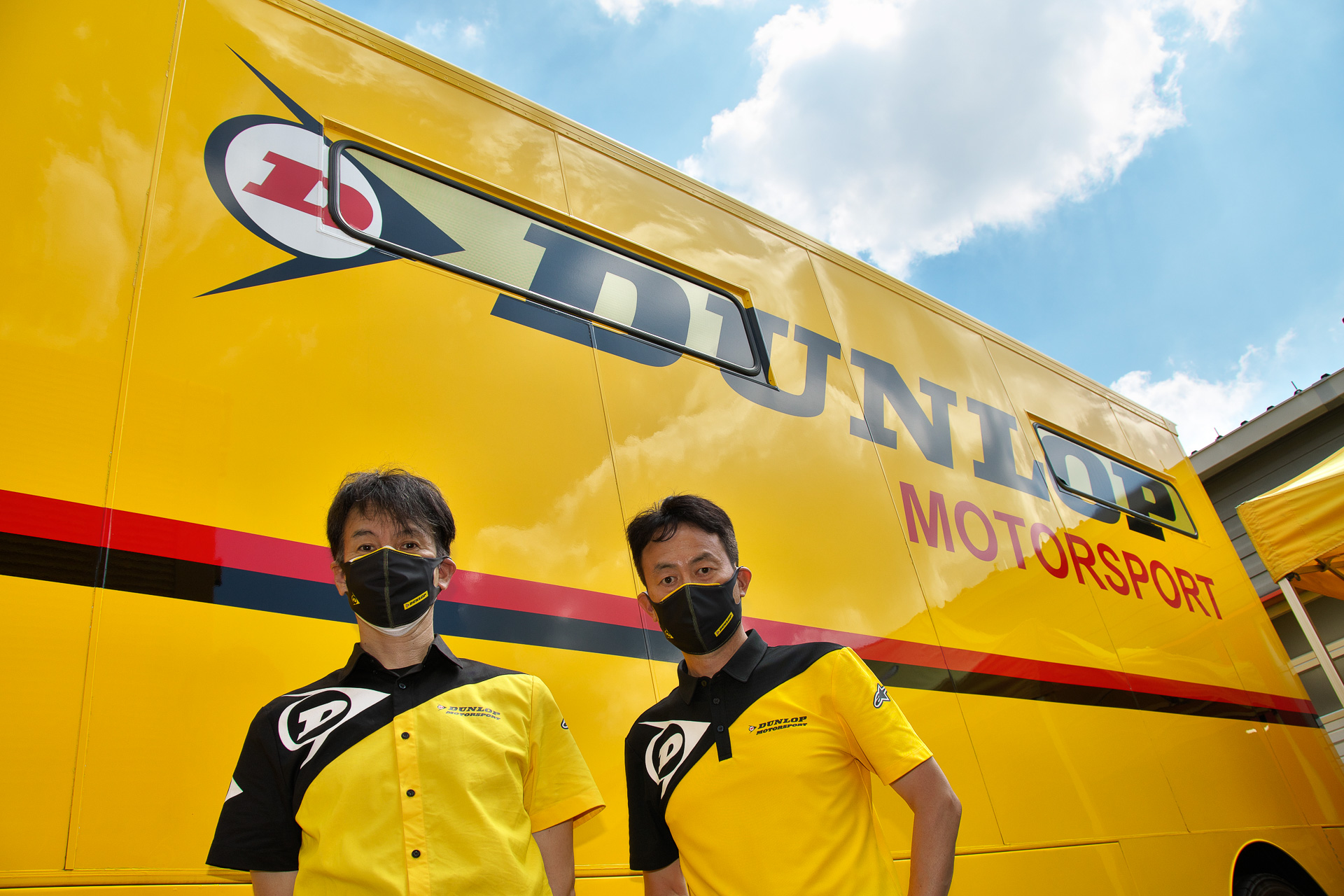 住友ゴム工業株式会社 モータースポーツ部長 竹内二郎氏（右）と、同 モータースポーツ部 課長 今北剛史氏（左）。ダンロップブランドでGT500、GT300にタイヤ供給を行なっている