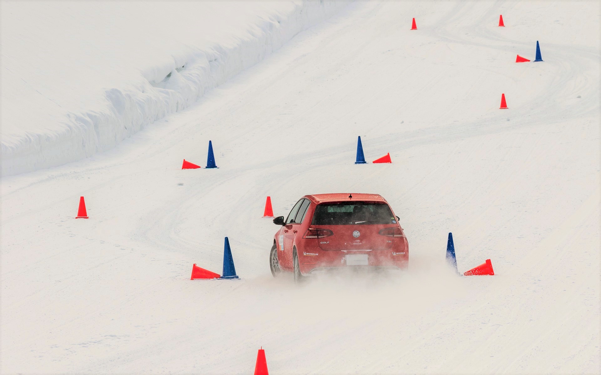下り勾配でのスラローム走行