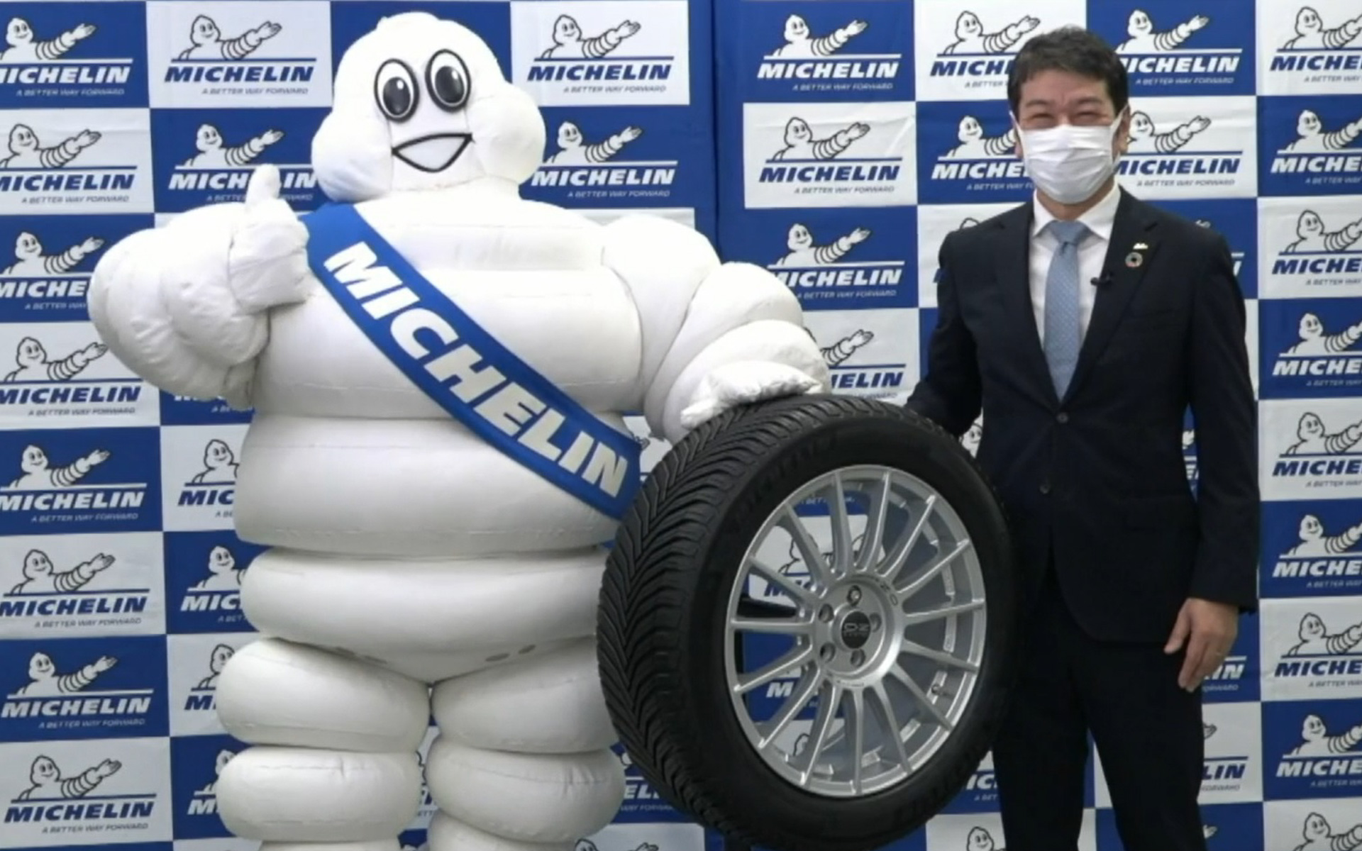 新製品「クロスクライメート2」をアンベールした日本ミシュランタイヤ株式会社 須藤元社長とミシュランマン