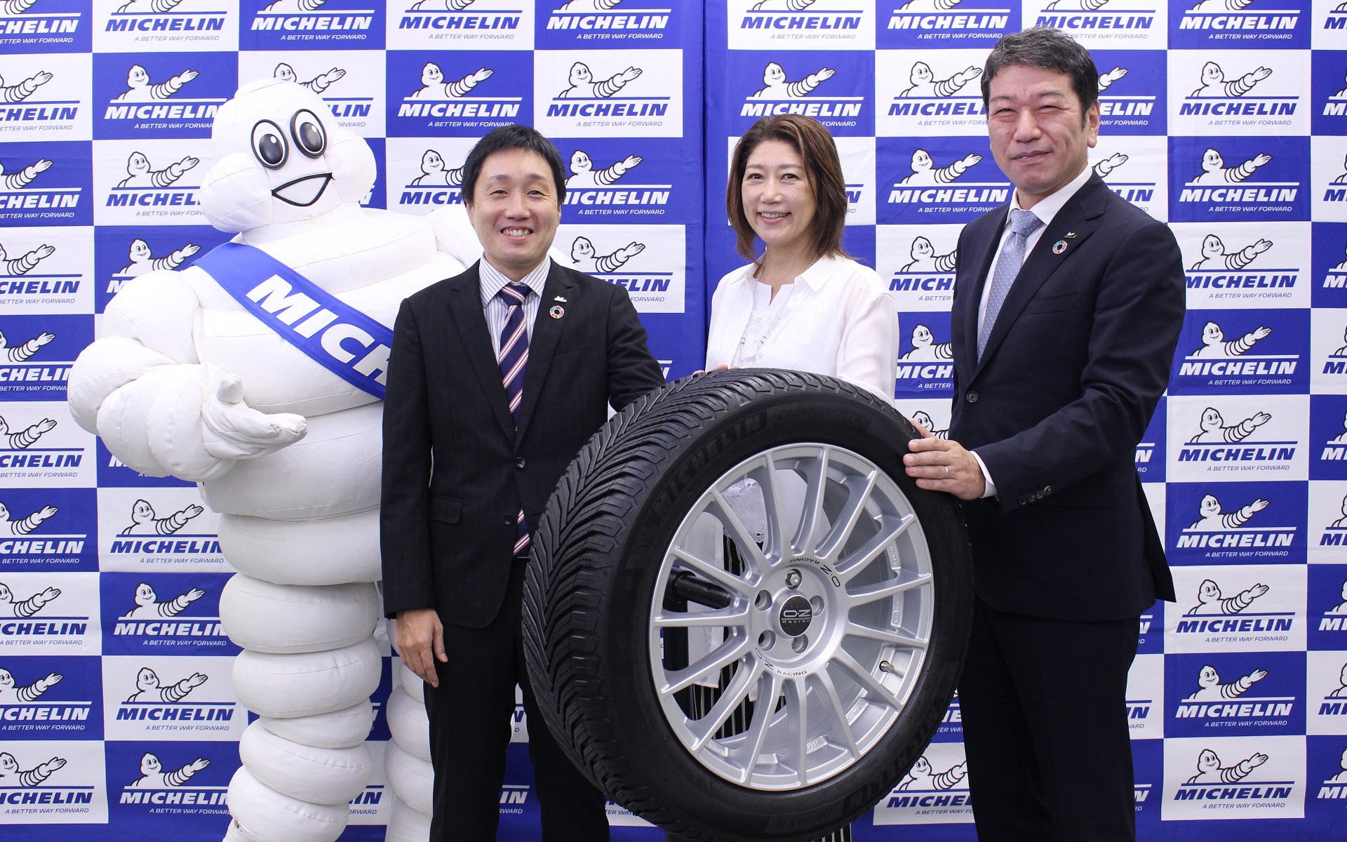 左からミシュランマン、日本ミシュランタイヤ株式会社 乗用車・商用車タイヤ事業部 ブランド戦略マネージャー黒谷繁希氏、モータージャーナリスト 佐藤久実氏、代表取締役社長 須藤元氏