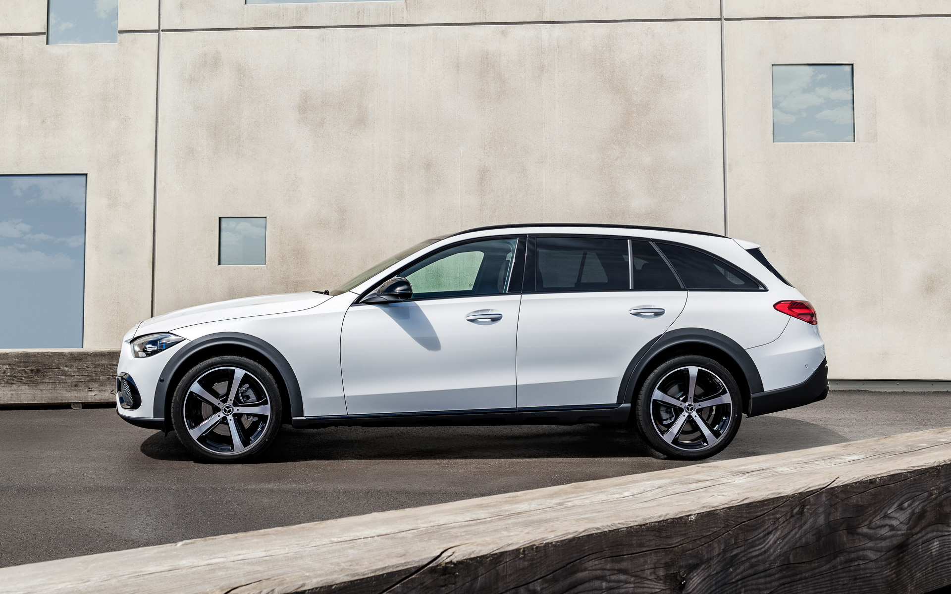 従来のCクラスエステート ステーションワゴンからロードクリアランスを約40mm上げたCクラスオールテレイン