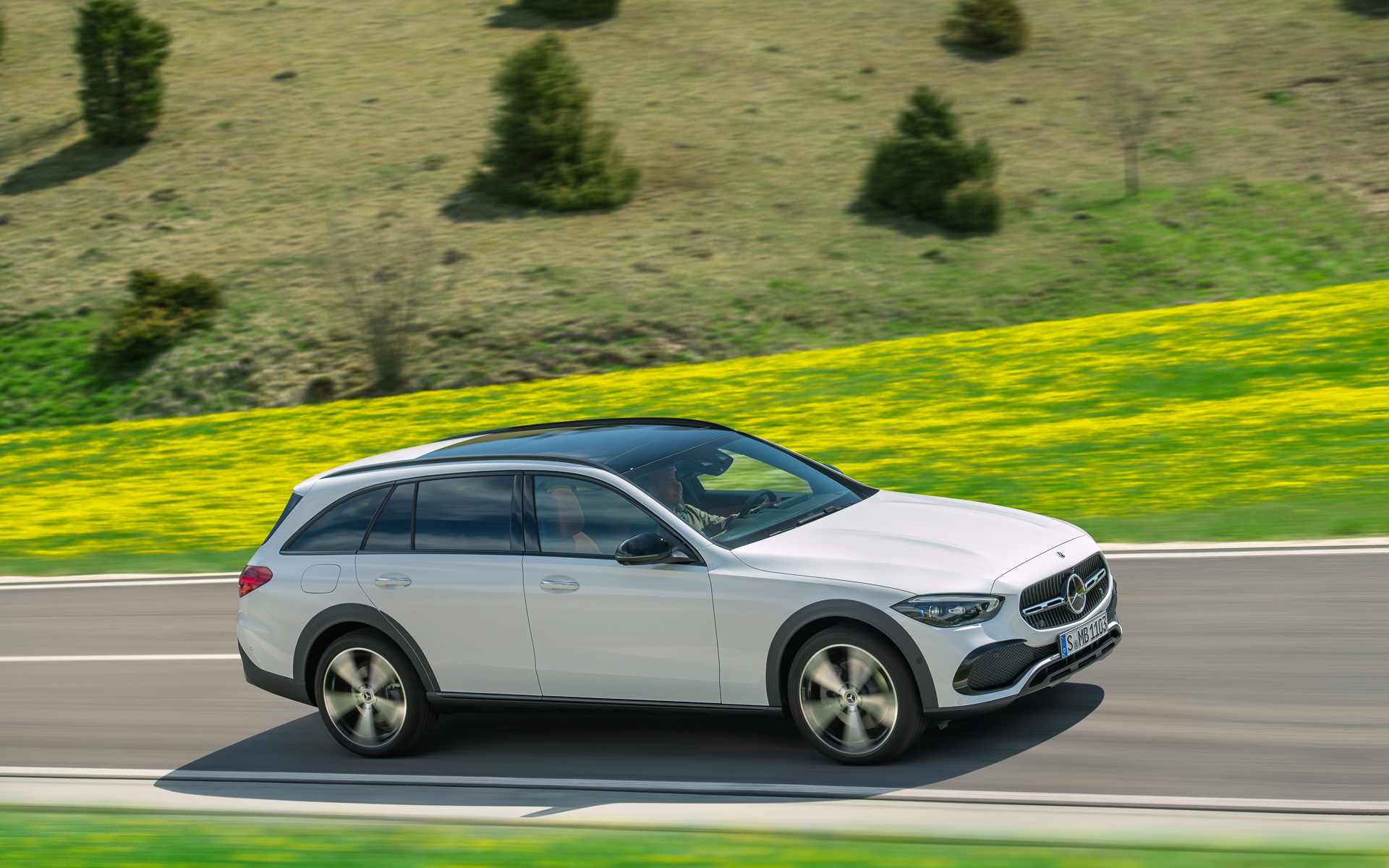 従来のCクラスエステート ステーションワゴンからロードクリアランスを約40mm上げたCクラスオールテレイン