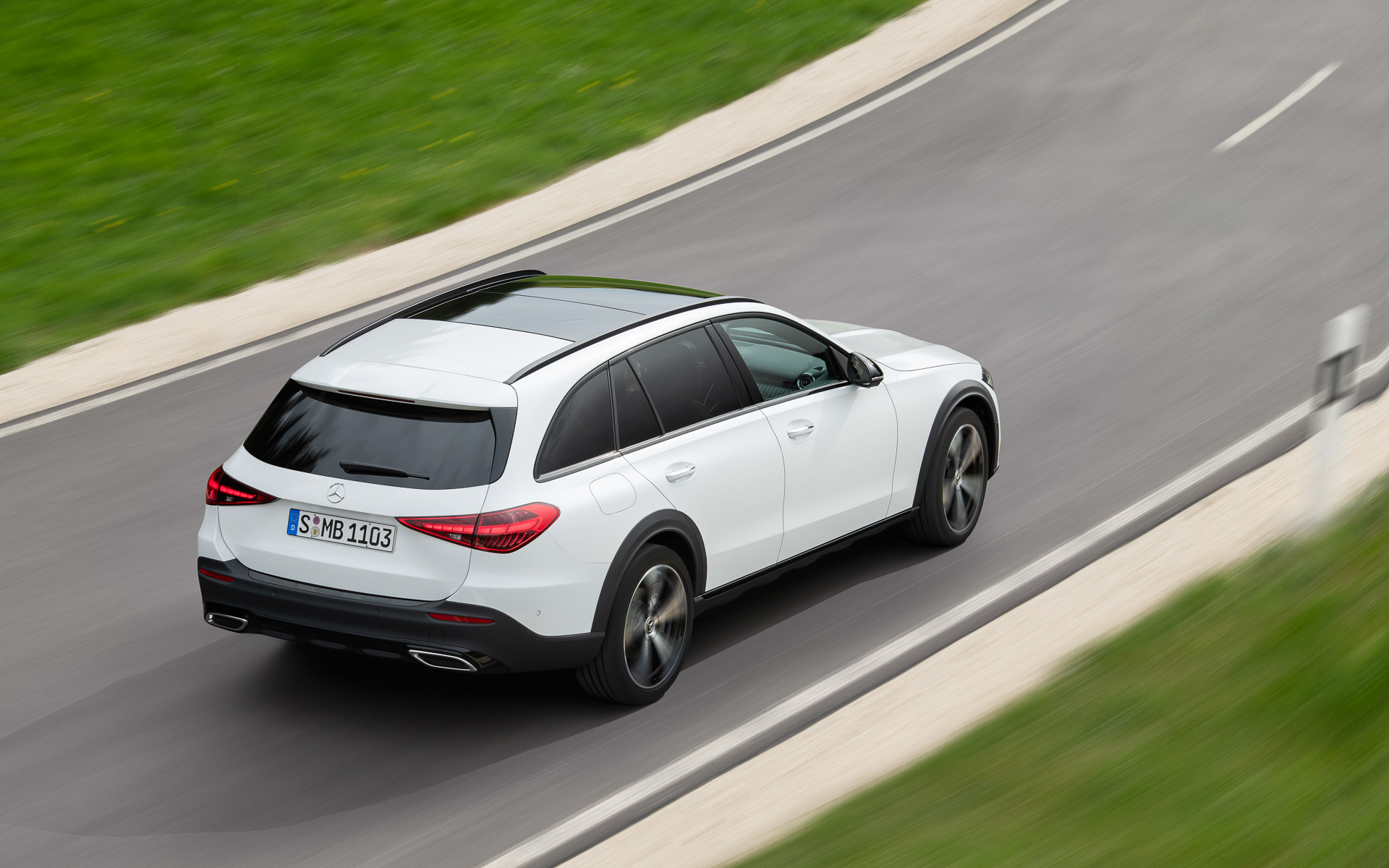 従来のCクラスエステート ステーションワゴンからロードクリアランスを約40mm上げたCクラスオールテレイン