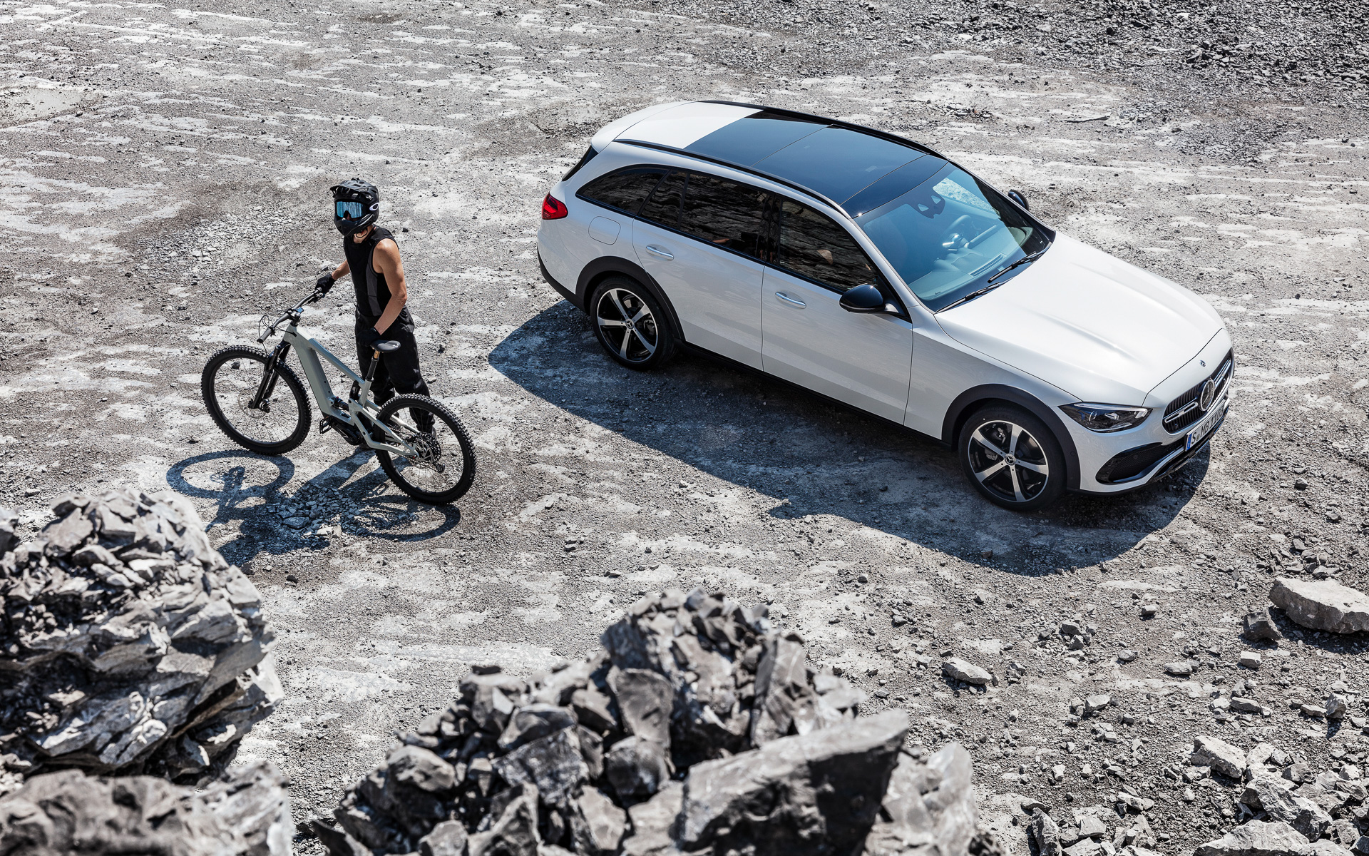 従来のCクラスエステート ステーションワゴンからロードクリアランスを約40mm上げたCクラスオールテレイン