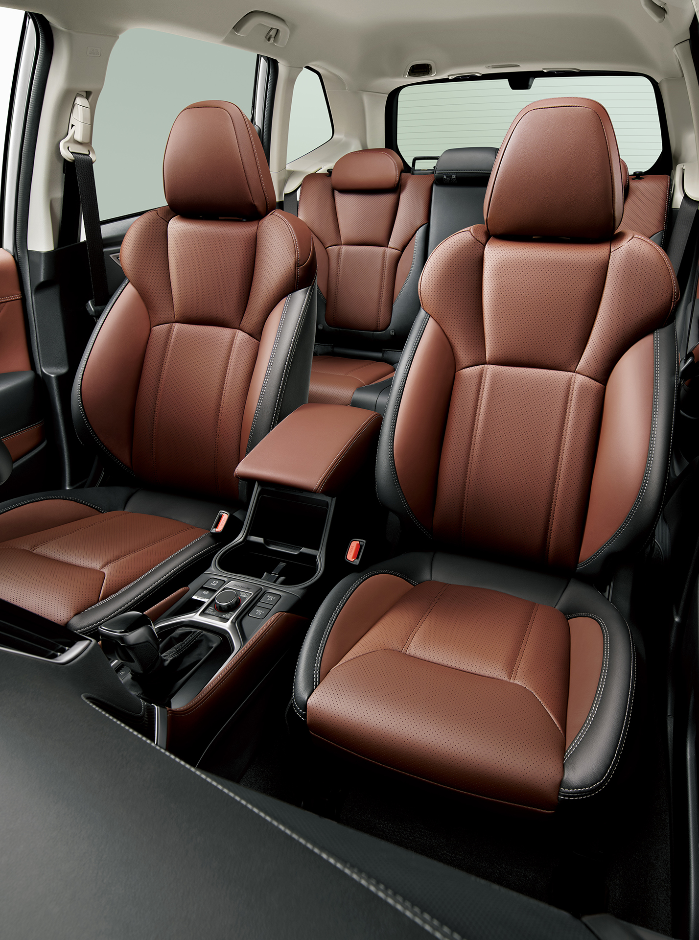 ナッパレザーの本革シート（左ブラウン、右ブラック）はAdvanceにメーカーオプション設定