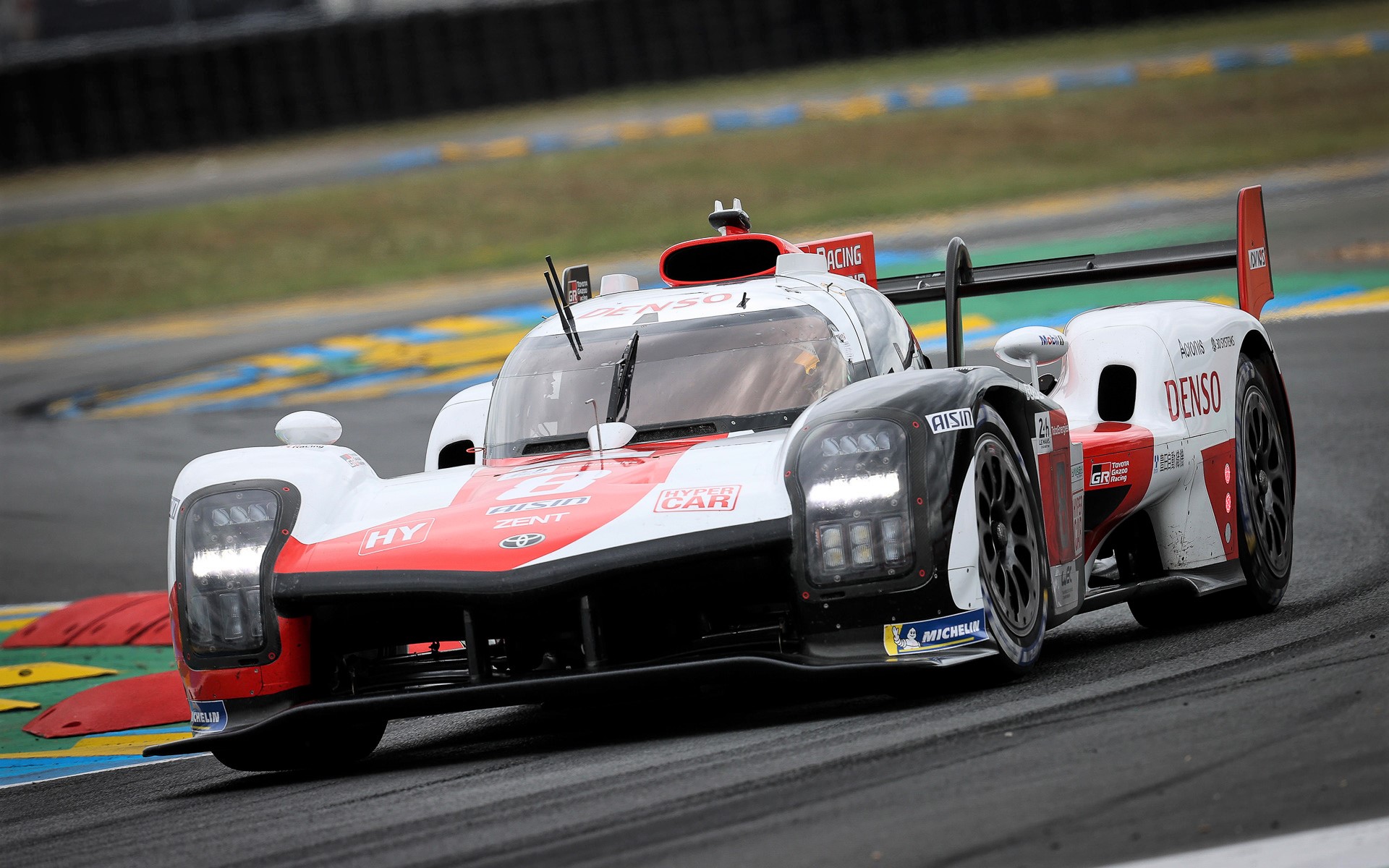 新型ハイパーカー「GR010 HYBRID」8号車