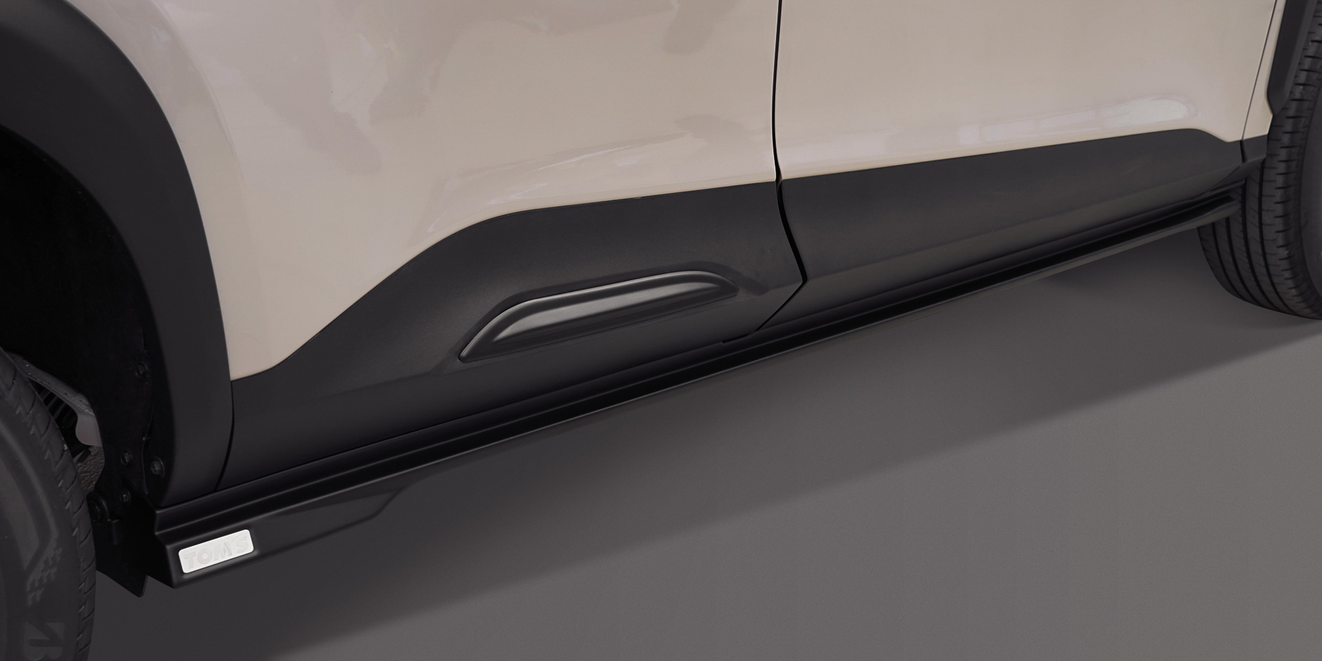 サイドステップ（ABS製）は地上高約40mmダウン　価格7万7000円