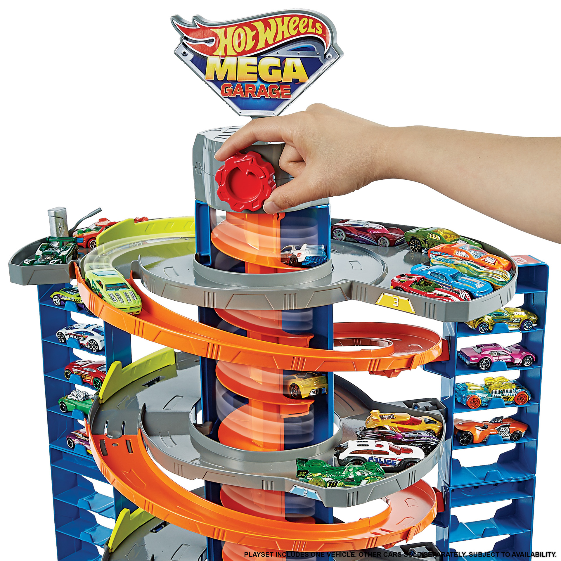 上部のハンドルを回すと、中央のエレベーターが動く（電池不要）