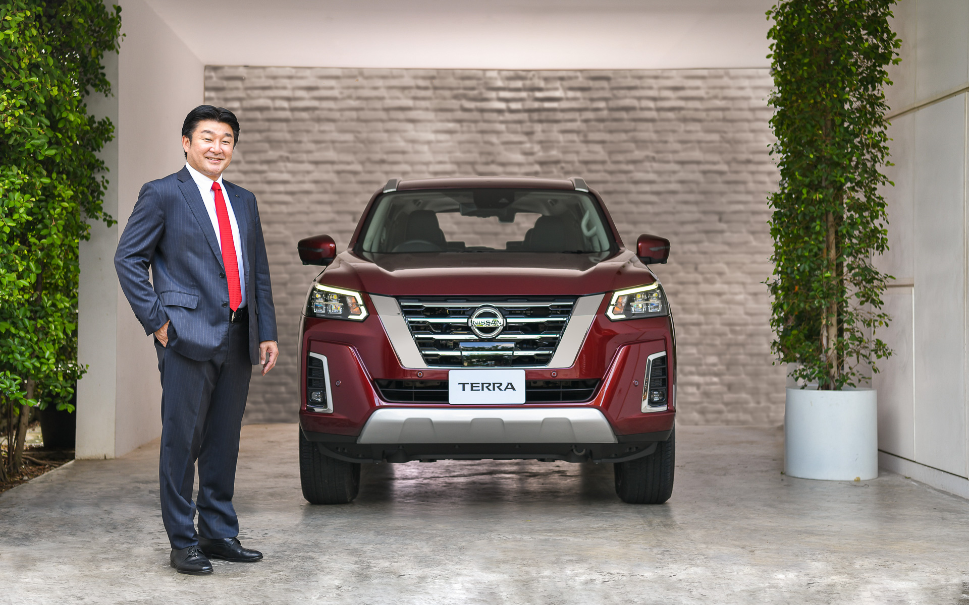 新型テラとタイ日産の関口勲社長