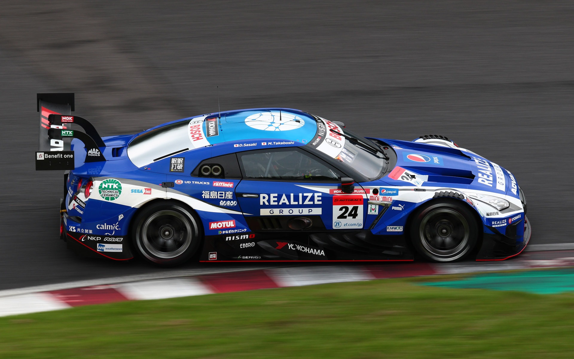 24号車 リアライズコーポレーション ADVAN GT-R（高星明誠/佐々木大樹組、YH）は4位