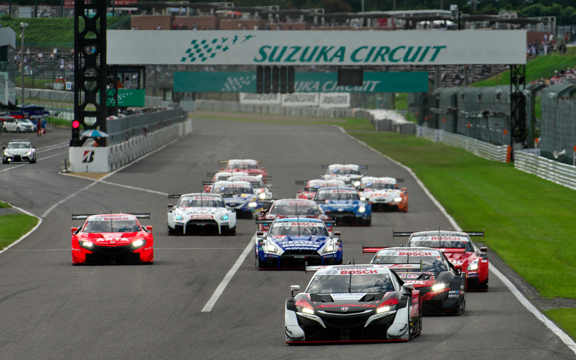 ホールショットを奪った64号車 Modulo NSX-GT（伊沢拓也/大津弘樹組、DL）