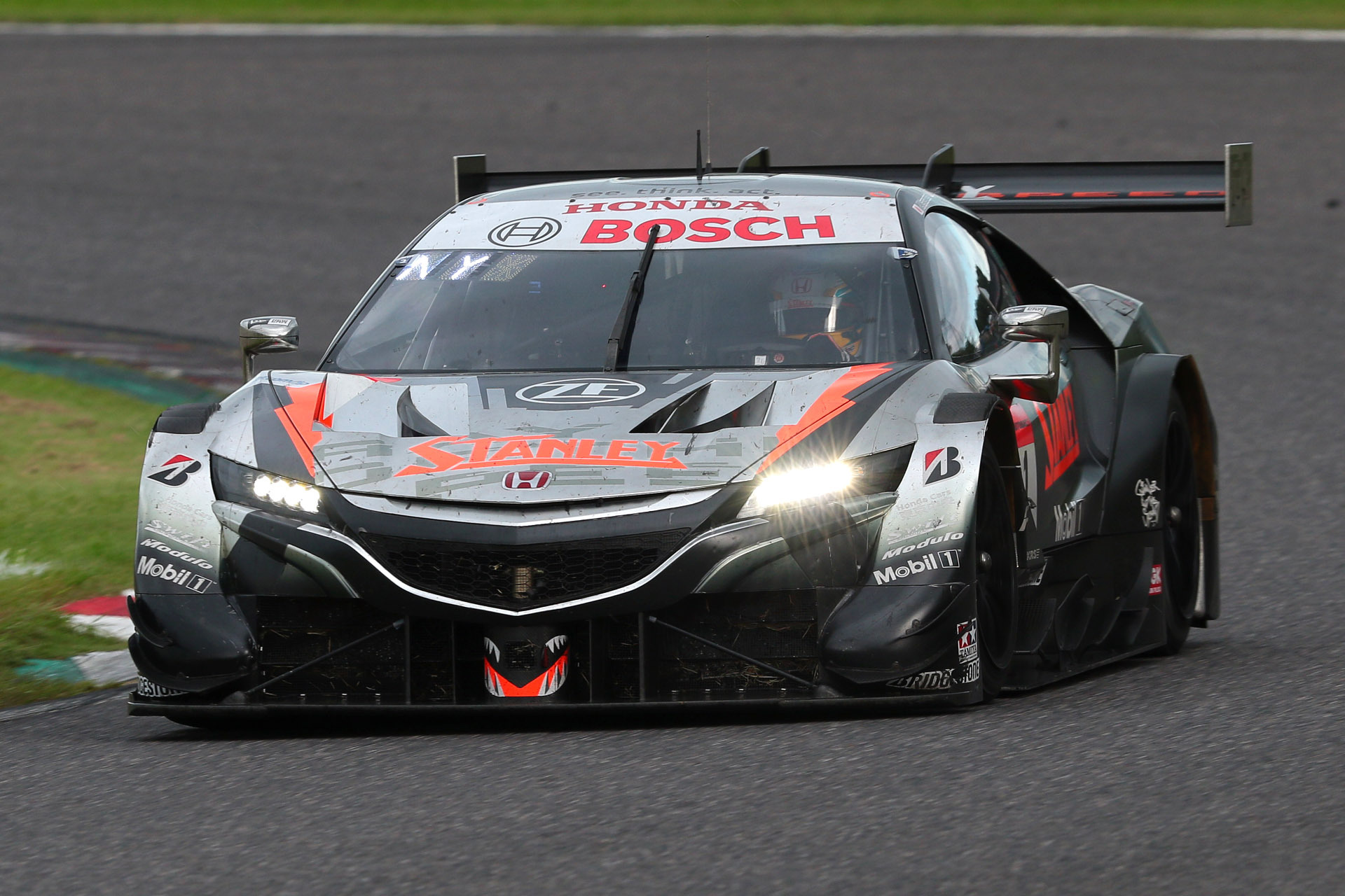 4位に入りポイントを積み重ねたことで今シーズンのポイントランキングトップに立った1号車 STANLEY NSX-GT（山本尚貴/牧野任祐組、BS）